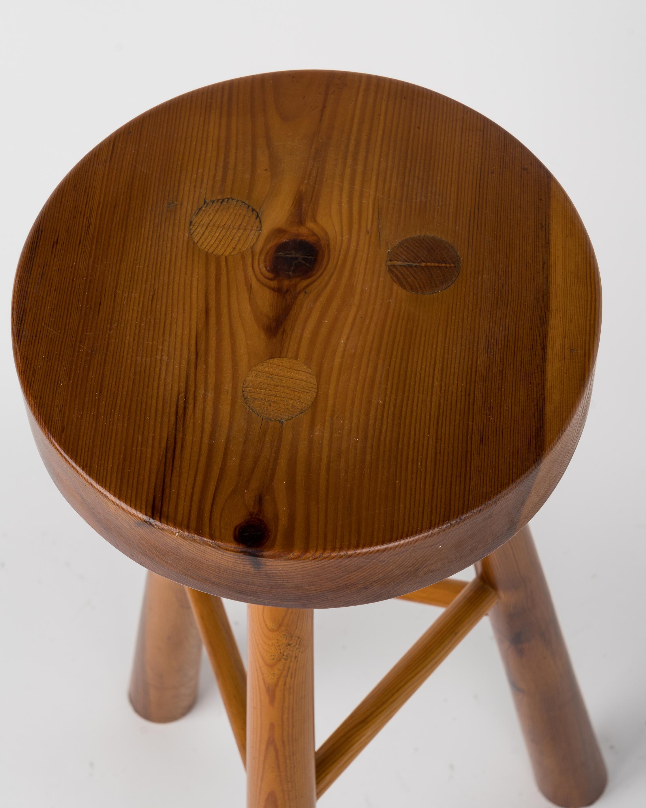 Graphic Pine Wood Bar Stool in the Style of Perriand, France, 1970's In Good Condition For Sale In New York, NY