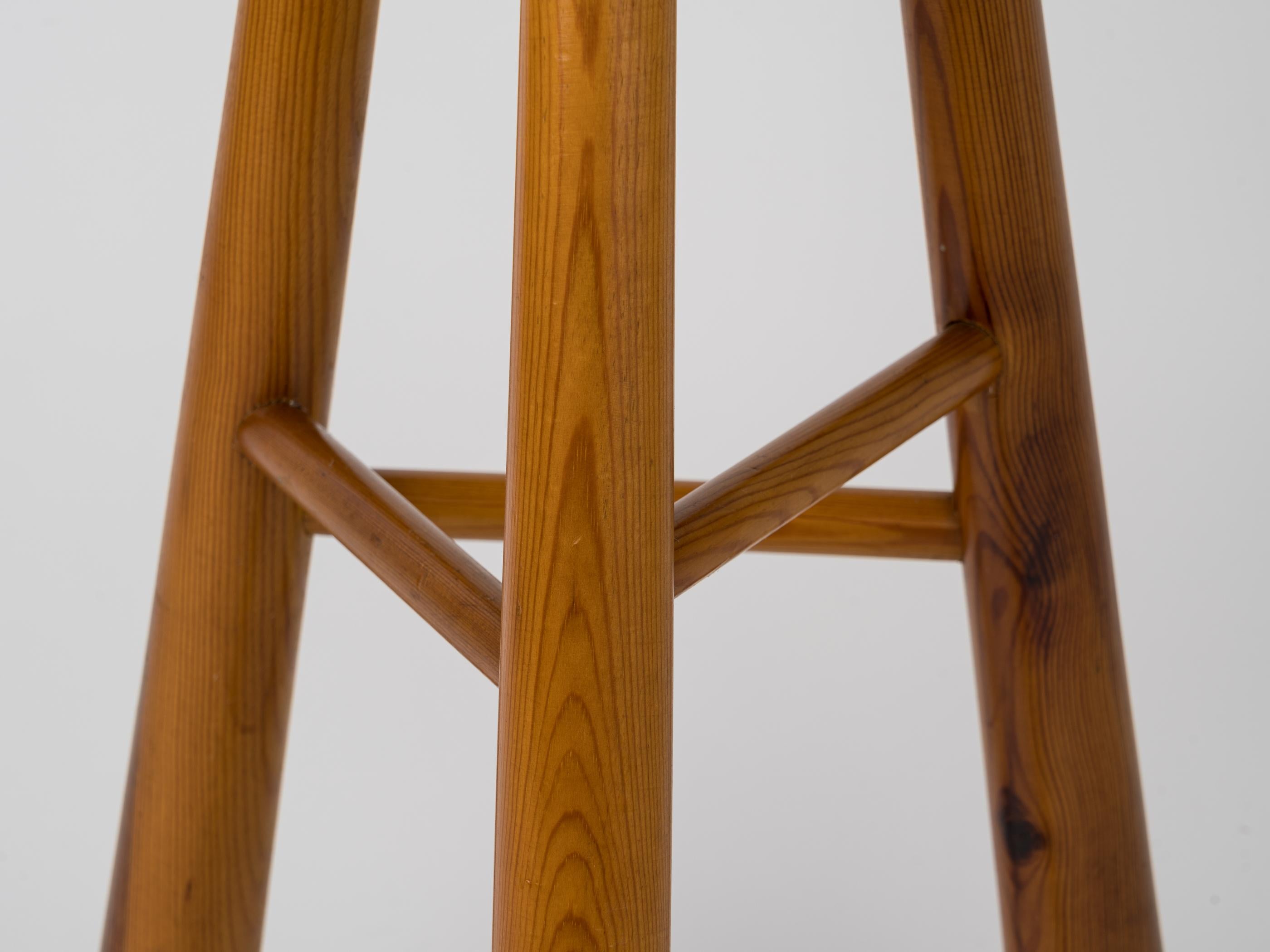 Late 20th Century Graphic Pine Wood Bar Stool in the Style of Perriand, France, 1970's For Sale