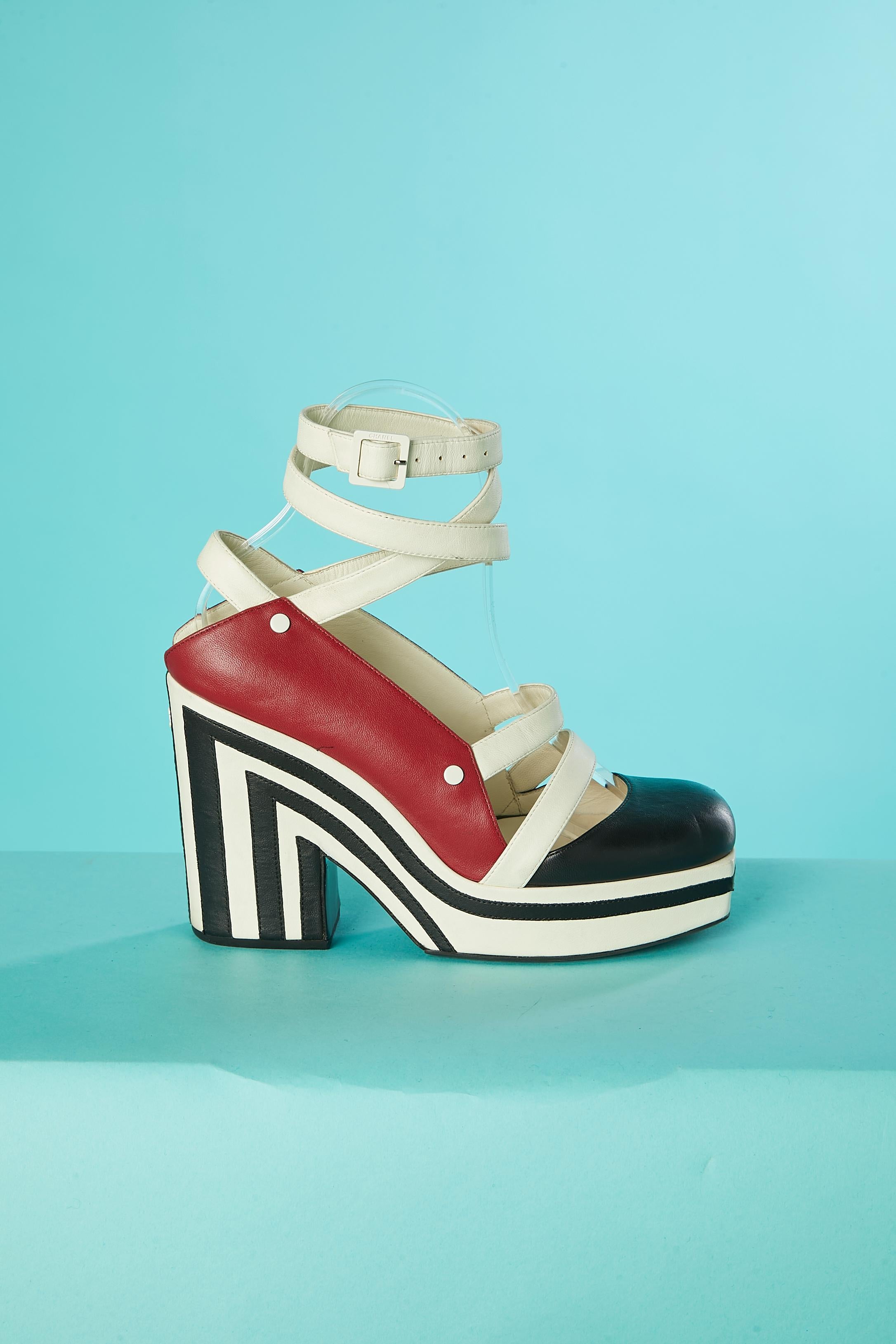 Graphic platform sandals with white leather ankle straps and buckle closure.
Heel height : 10 cm 
Platform : 3 cm
SHOE SIZE : 36