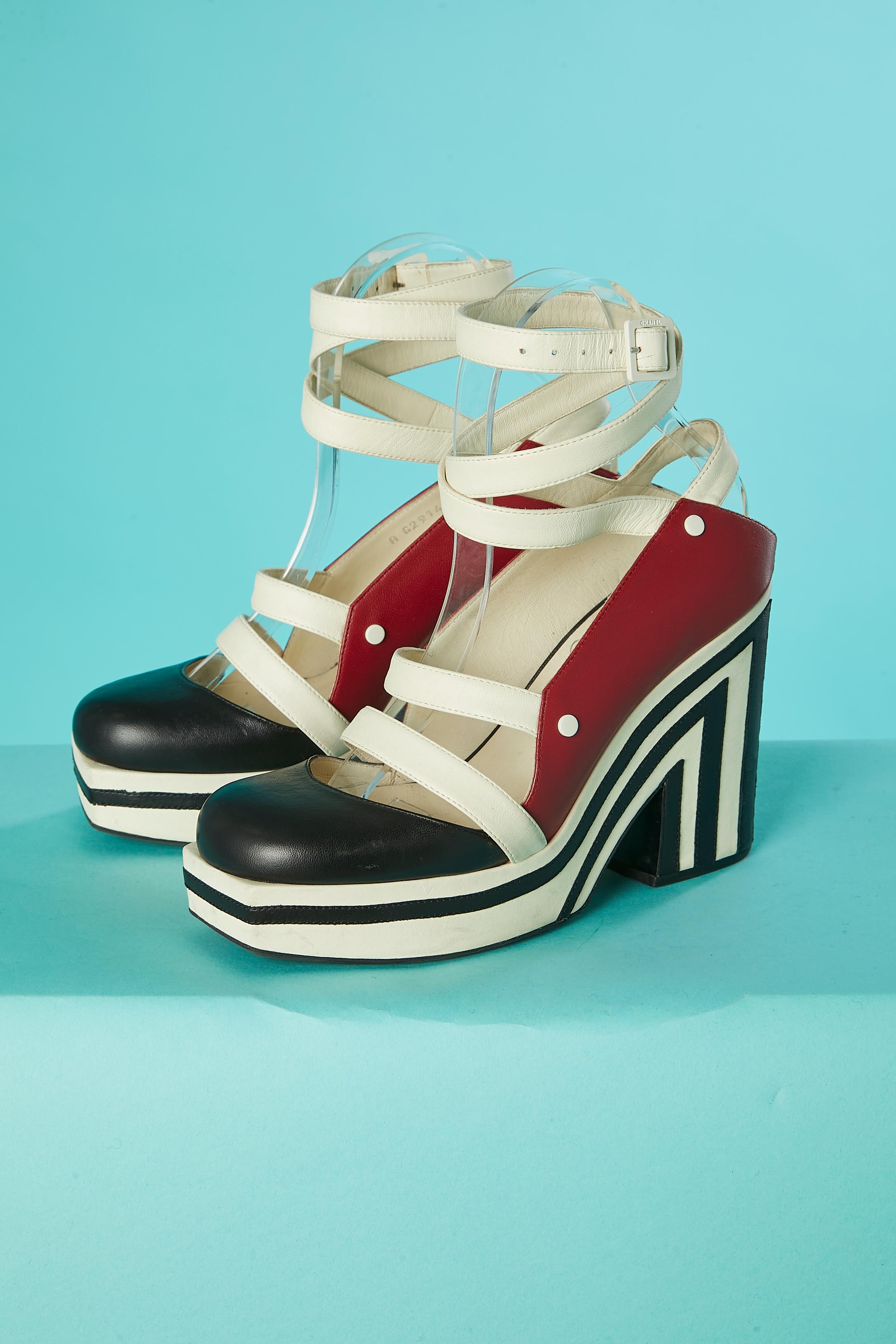 Graphic plateform sandals with ankle straps Chanel SS 2013 In Excellent Condition For Sale In Saint-Ouen-Sur-Seine, FR