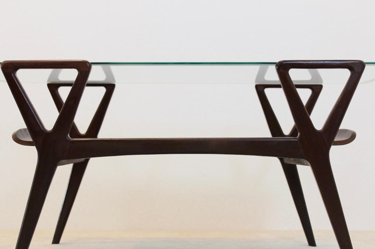 Scandinave moderne Table basse scandinave graphique en teck avec plateau en verre, années 1960 en vente