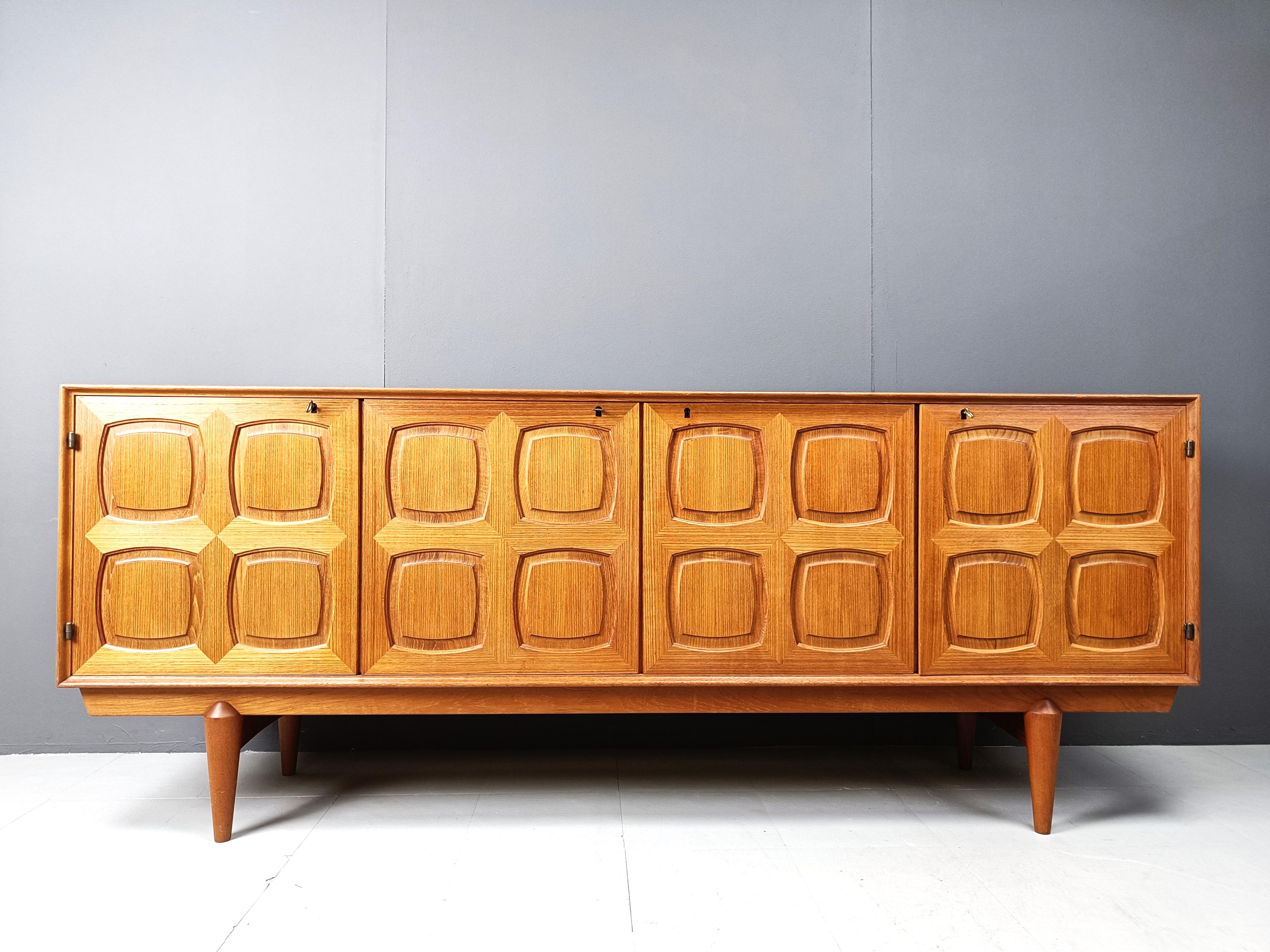 Graphic sideboard by Gustav Bahus, 1960s In Excellent Condition In Leuven, Vlaams Gewest
