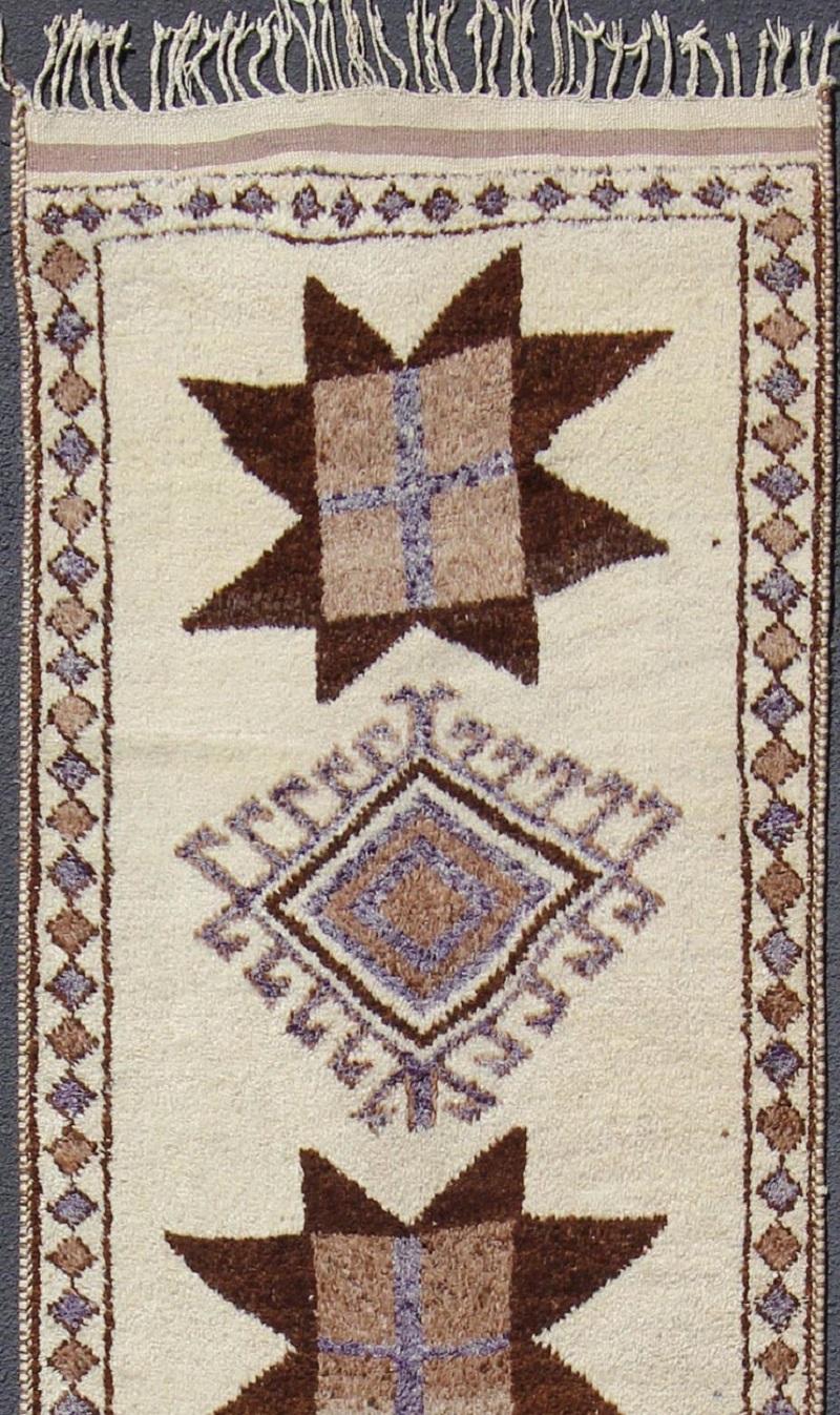 Türkischer Tulu-Läufer in Creme, Braun, Grau, Taupe mit grafischem Stammesmuster, Vintage im Zustand „Hervorragend“ im Angebot in Atlanta, GA