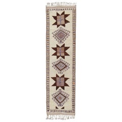 Türkischer Tulu-Läufer in Creme, Braun, Grau, Taupe mit grafischem Stammesmuster, Vintage