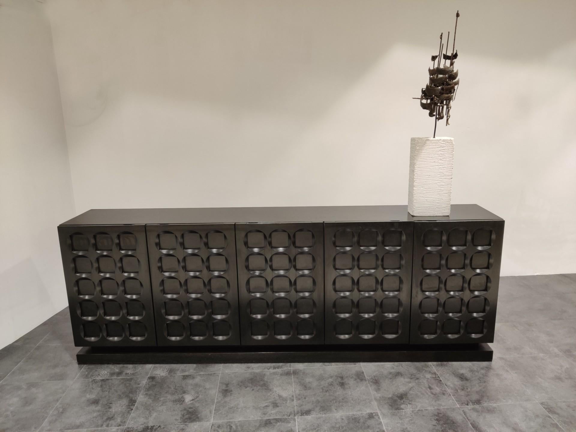 Ebonized black brutalist credenza with 5 graphical doors.

Beautiful timeless design and a real eye catcher for your living room.

Good condition.

1970s - Belgium

Dimensions:

Lenght 275cm/108.26
