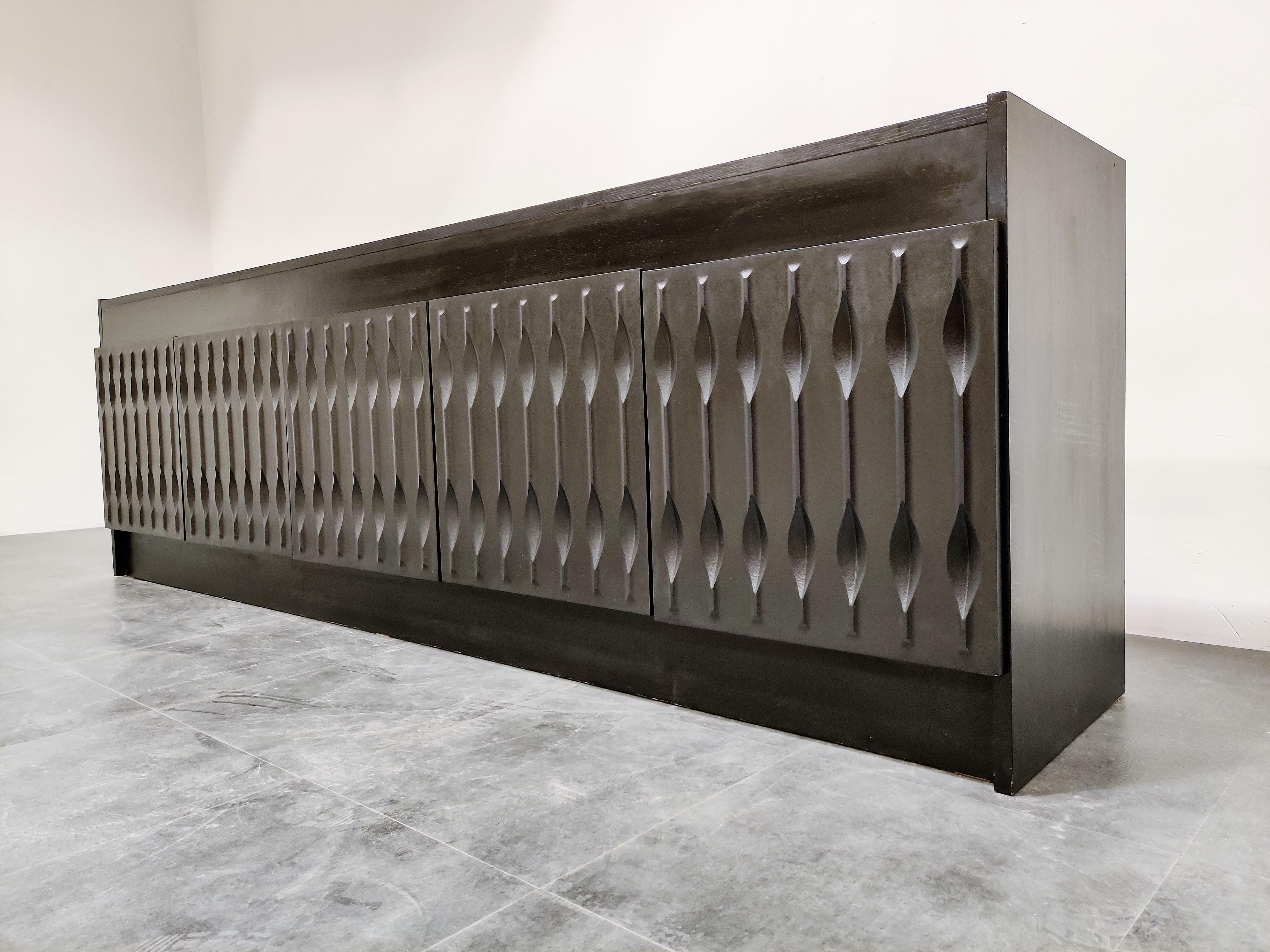 Ebonized black Brutalist credenza with 5 graphical doors.

Beautiful timeless design and a real eyecatcher for your living room.

Good condition.

1970s, Belgium

Dimensions:

Length 270cm/106.29