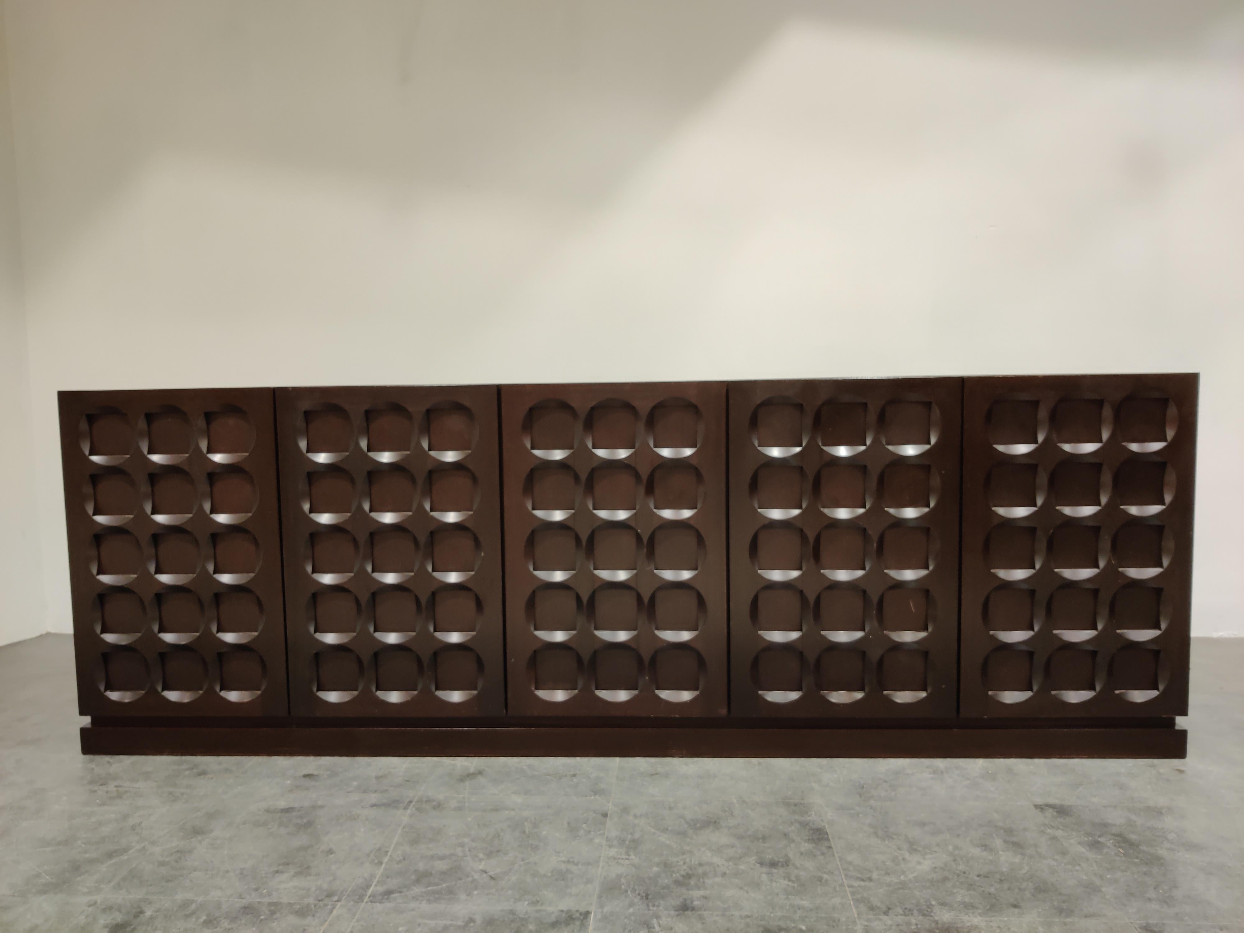 Brown Brutalist credenza with 5 graphical doors.

Beautiful timeless design and a real eye catcher for your living room.

Good condition.

1970s - Belgium

Dimensions:

Length 275cm/108.26