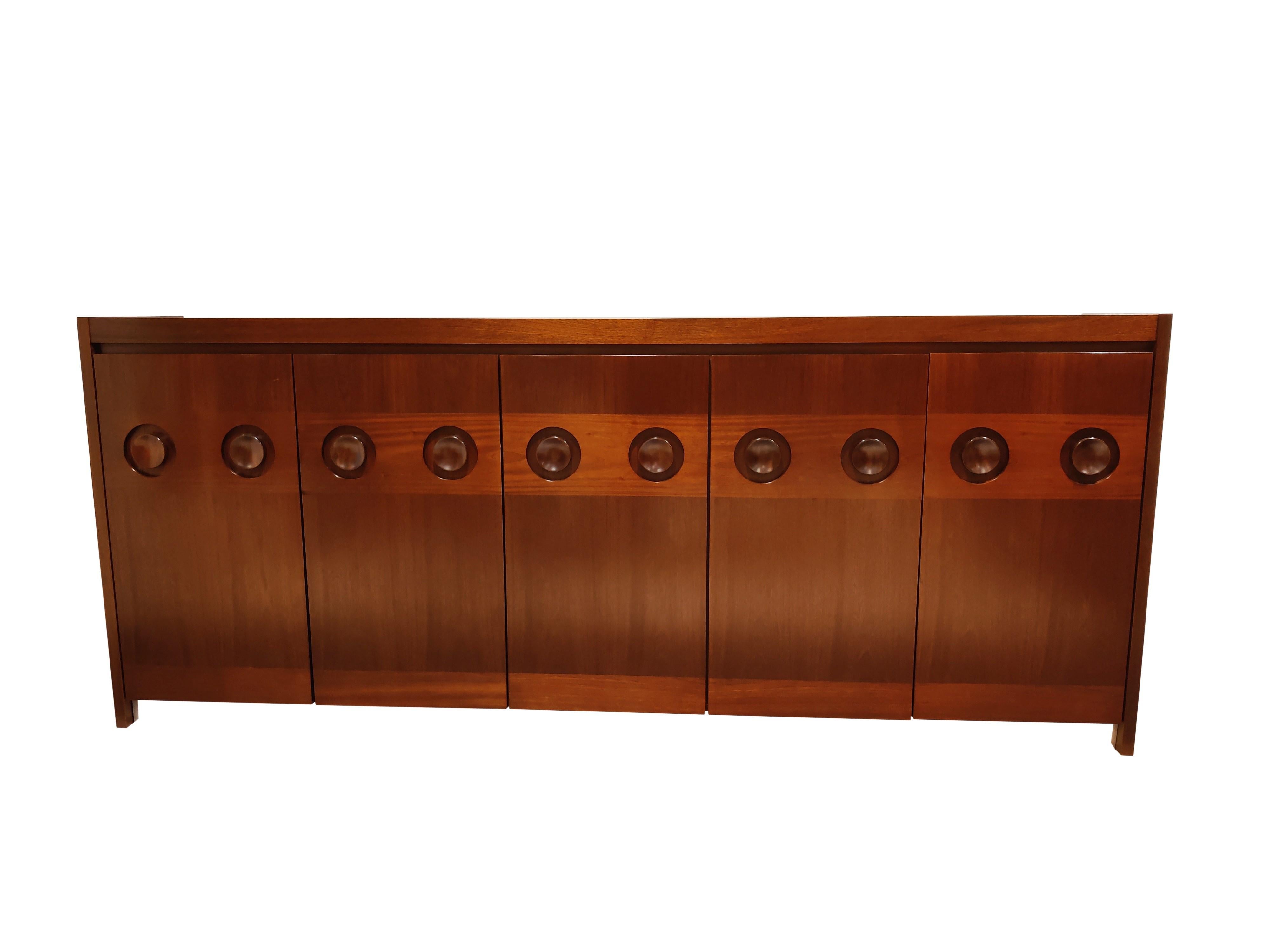 Brown Brutalist credenza with 5 graphical doors.

Beautiful timeless design and a real eye catcher for your living room.

Very good condition,

1970s, Belgium

Dimensions:

Length 260cm/102.36