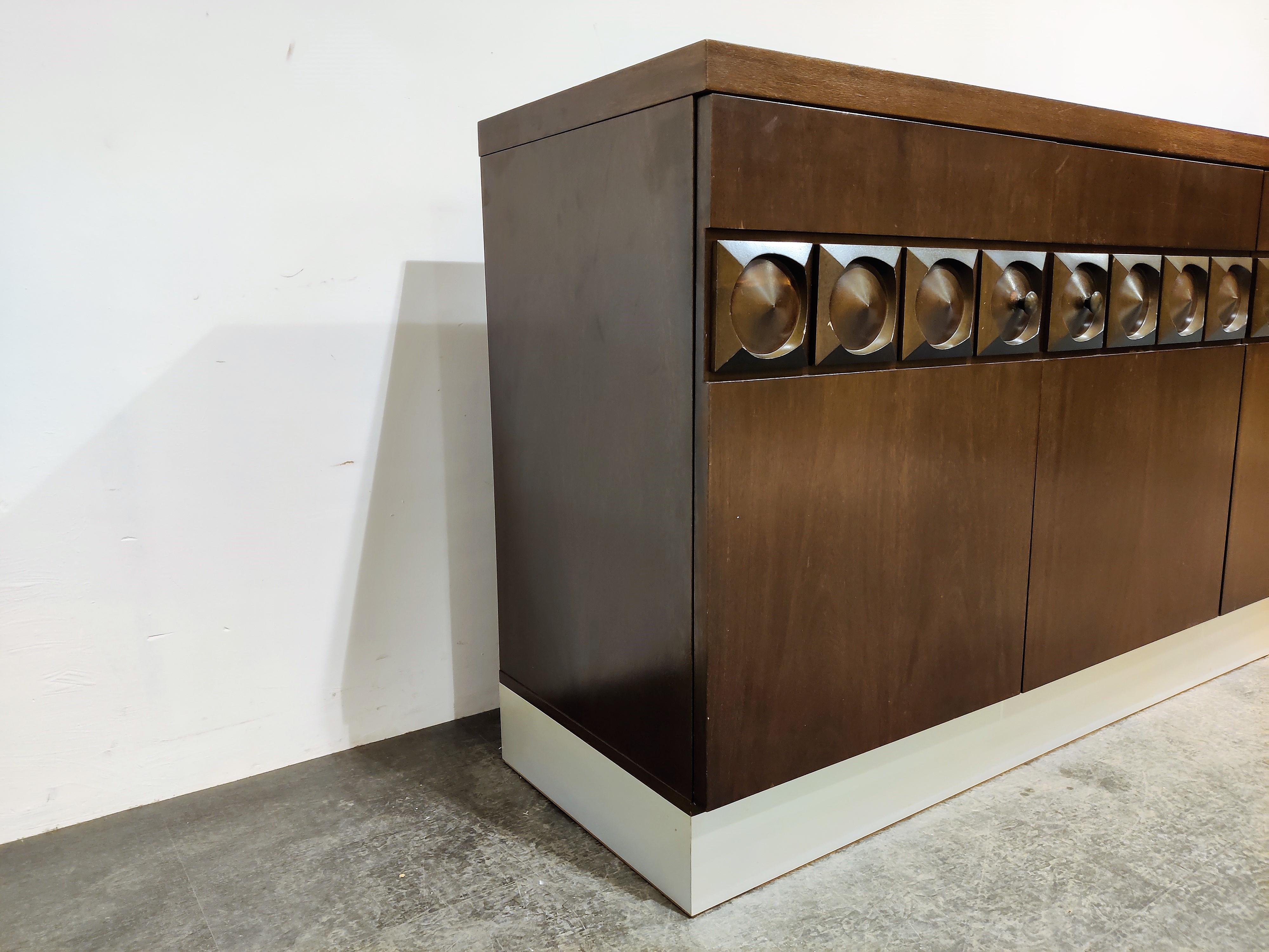 Brown brutalist credenza with 5 graphical doors.

Beautiful timeless design and a real eye catcher for your living room.

Very good condition

1970s - Belgium

Dimensions:

Lenght: 275cm/108.26