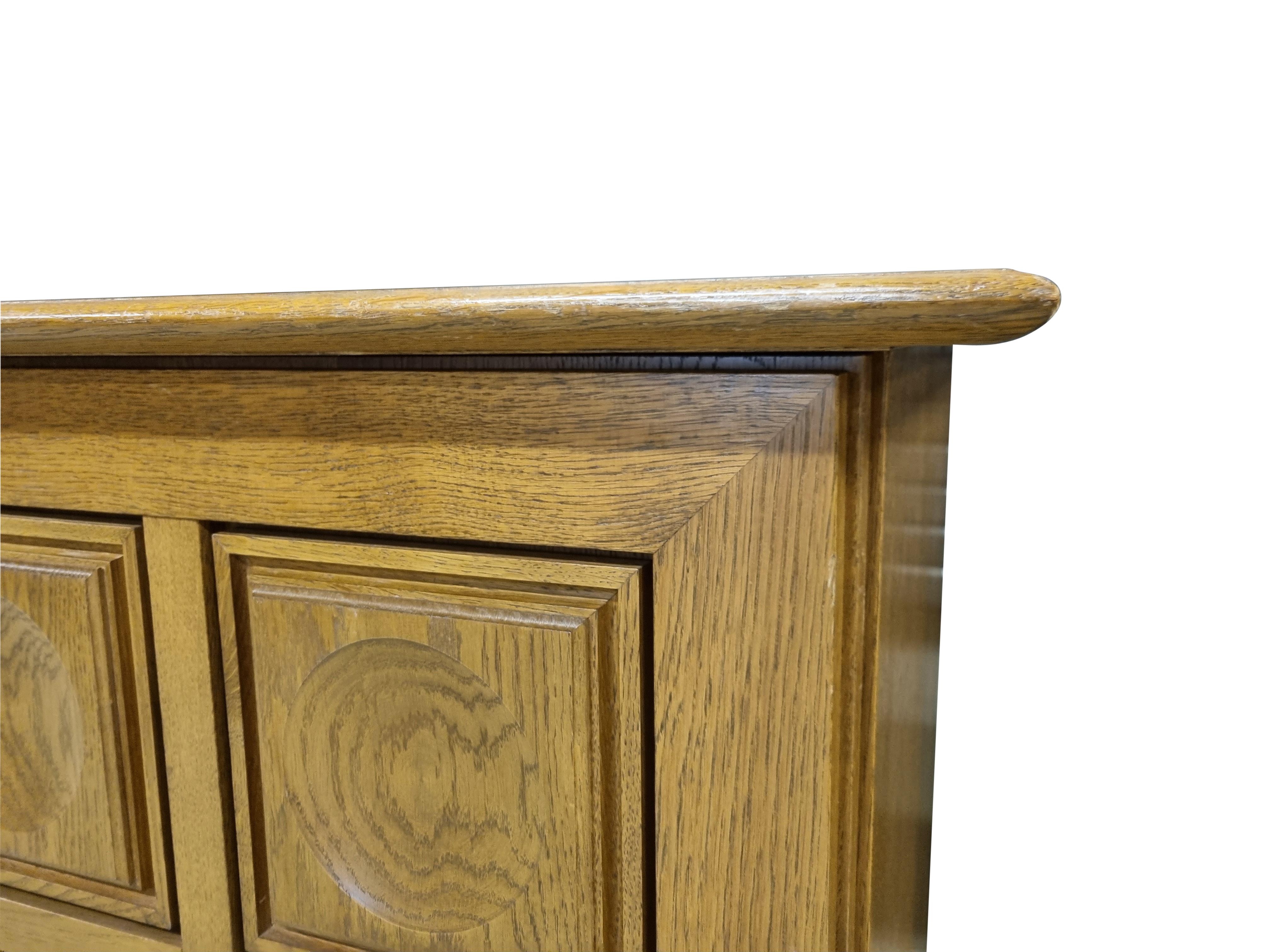 Brown brutalist oak credenza with 4 graphical doors.

Beautiful timeless design and a real eye catcher for your living room.

This credenza provides plenty of storage space with two integrated drawers.

Good overall condition

1970s -