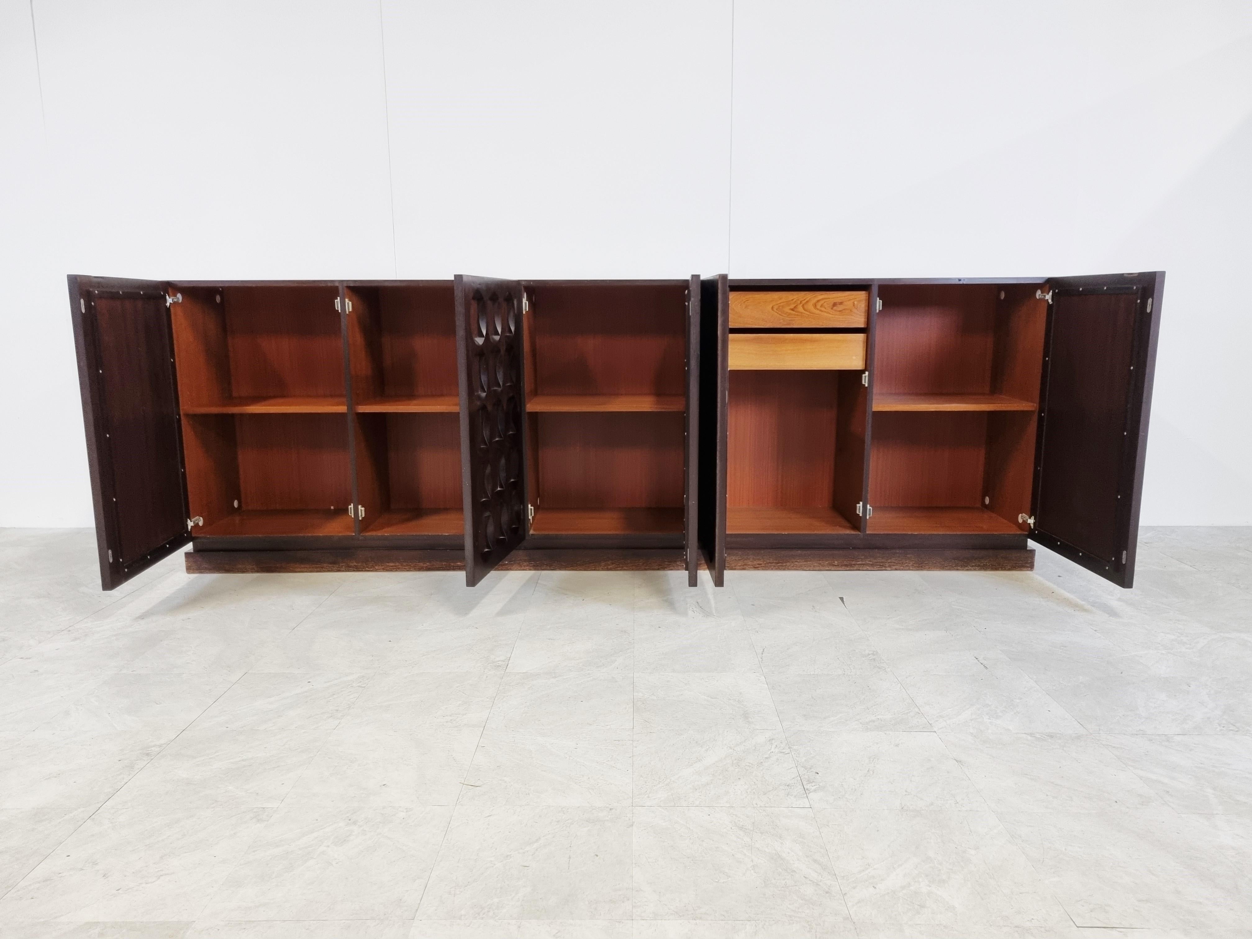 Brown brutalist credenza with 5 graphical doors.

Beautiful timeless design and a real eye catcher for your living room.

Good condition.

1970s - Belgium

Dimensions:

Lenght: 275cm/108.26