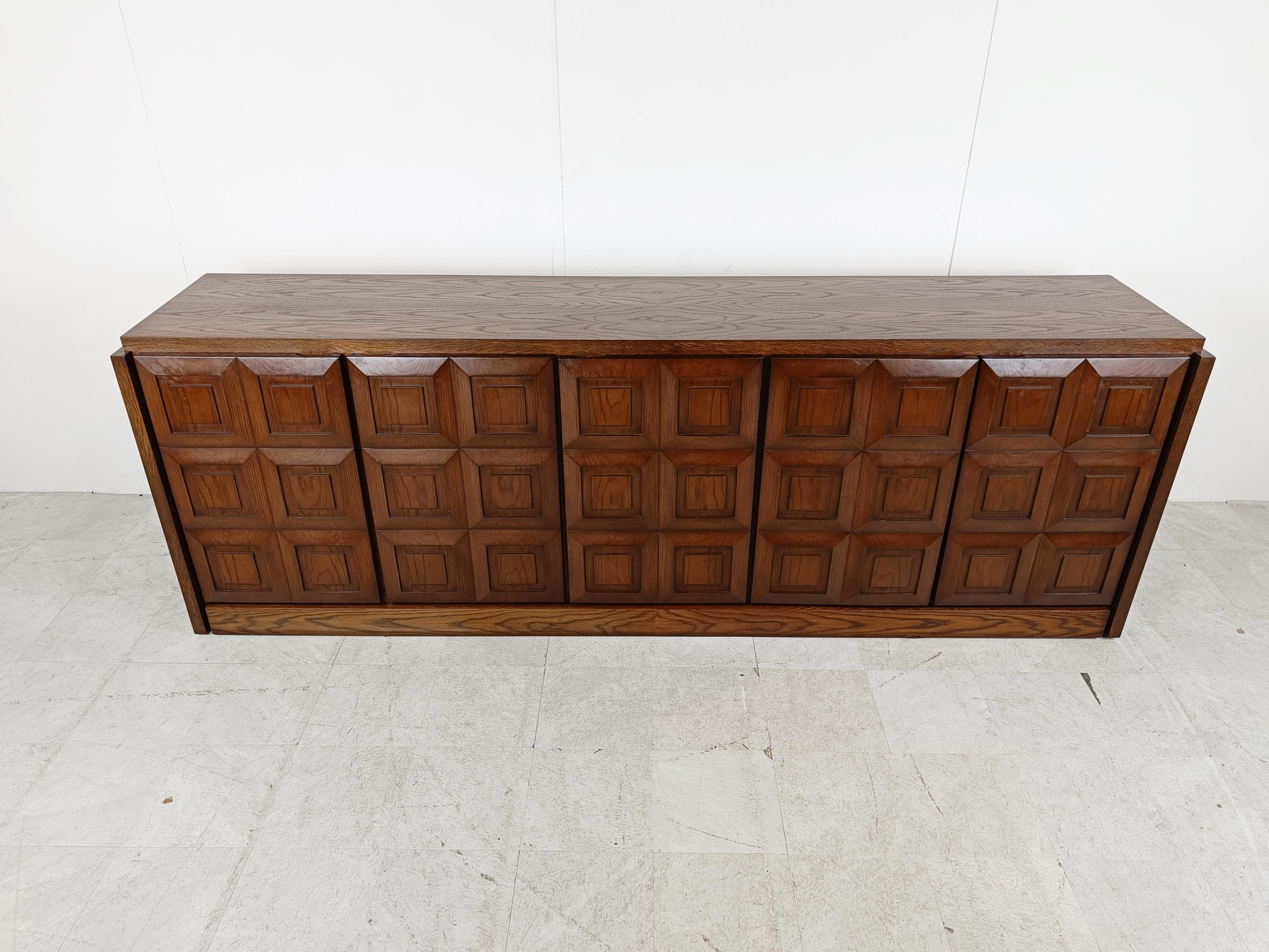 Brown brutalist credenza with 5 graphical doors.

Beautiful timeless design and a real eye catcher for your living room.

Good condition.

1970s - Belgium

Dimensions:

Lenght: 275cm/108.26