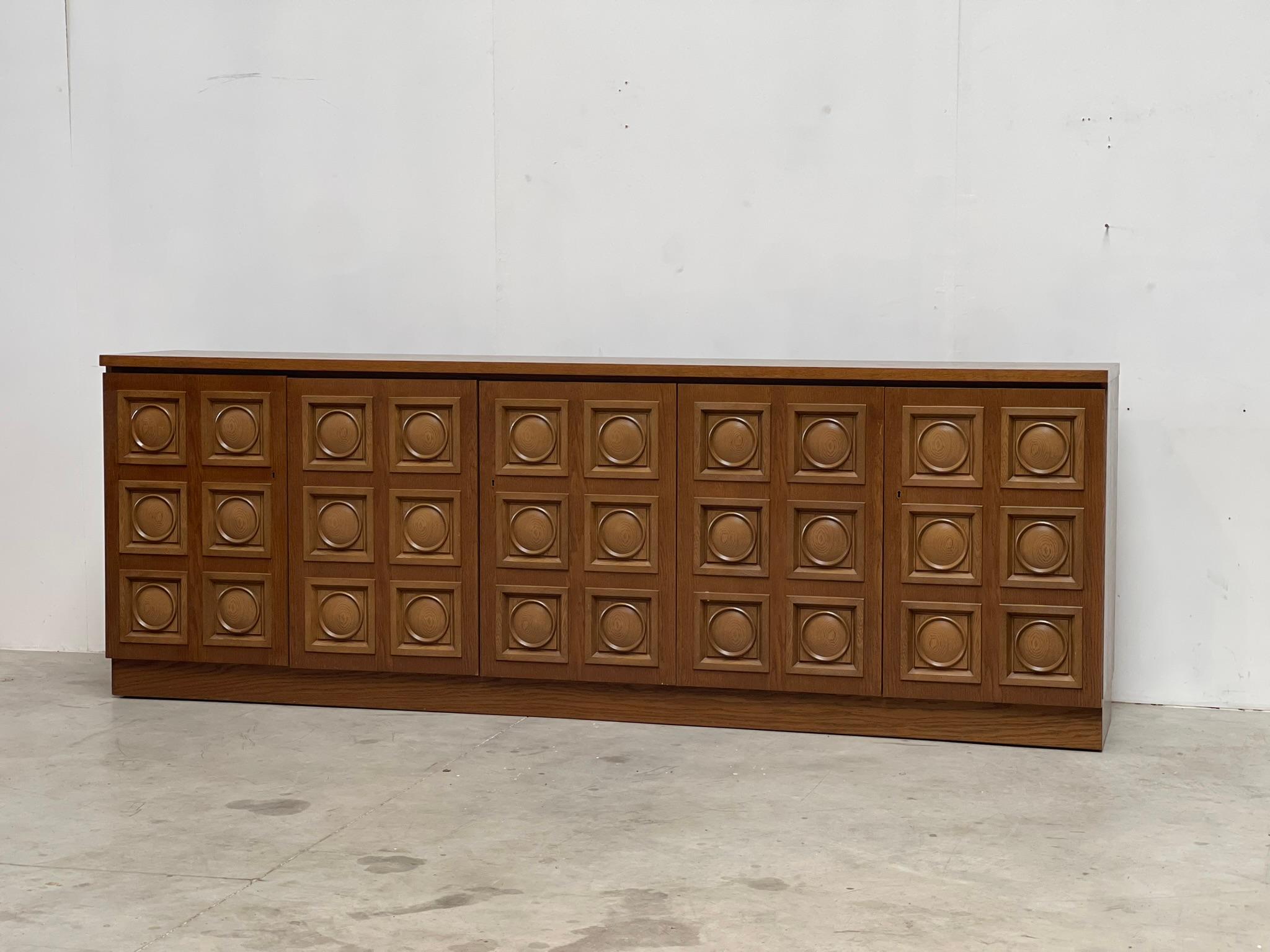 Brown brutalist credenza with 5 graphical doors and 2 central drawers.

Beautiful timeless design and a real eye catcher for your living room.

Good condition.

1970s - Belgium

Dimensions:

Lenght: 250cm
Height: 90cm
Depth: 45cm

Ref.: 206541