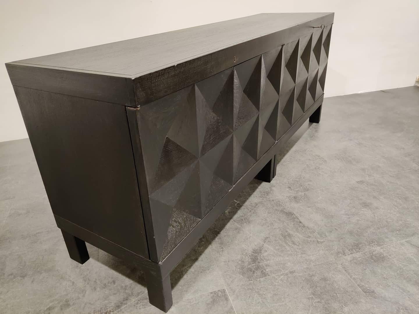 Graphical diamond pattern Brutalist sideboard or credenza manufactured by Decoen in Belgium.

Stained oak.

Beautiful timeless design and a real eyecatcher for your living room.

Good condition.

Comes with one original key.

1970s,