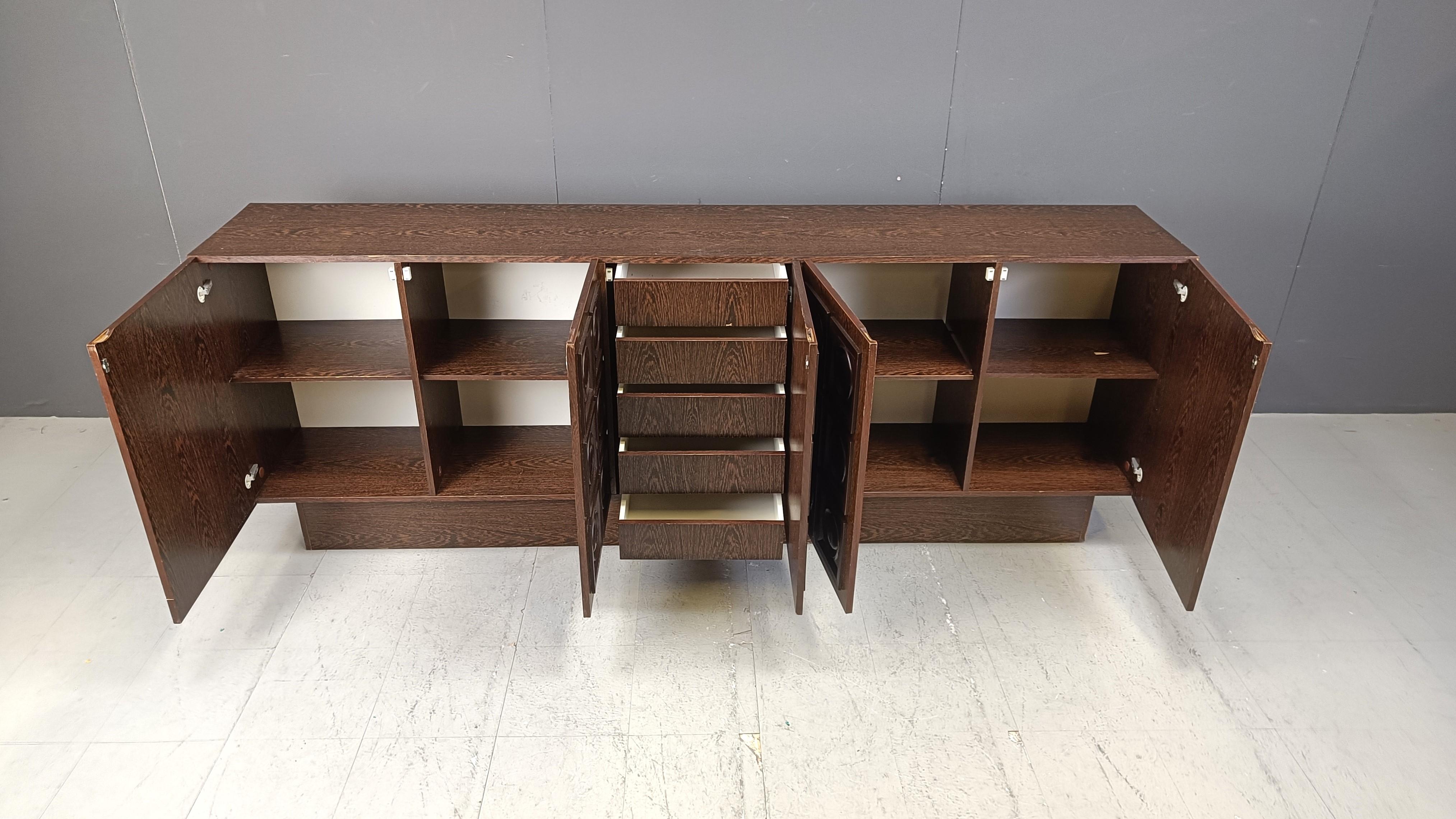 Grafische Wengé-Credenza im Brutalismus, 1970er Jahre im Angebot 4