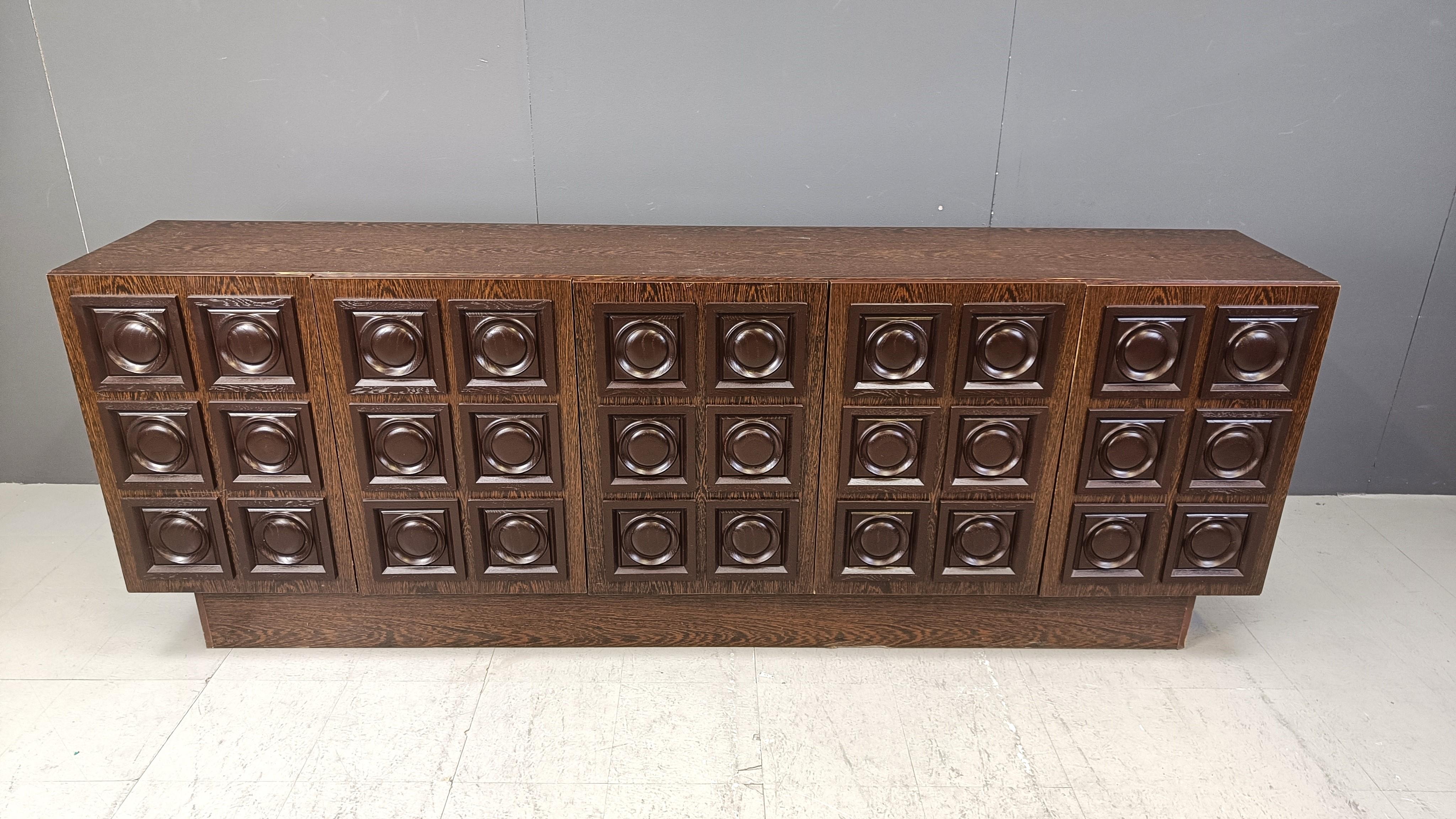 Brutalistische Kredenz oder Anrichte aus braunem Wengéholz mit 5 Türen und 5 Schubladen

Schönes zeitloses Design und ein echter Blickfang für Ihr Wohnzimmer.

Diese Anrichte bietet viel Stauraum.

Schönes natürliches Holzmuster.

Guter Zustand mit