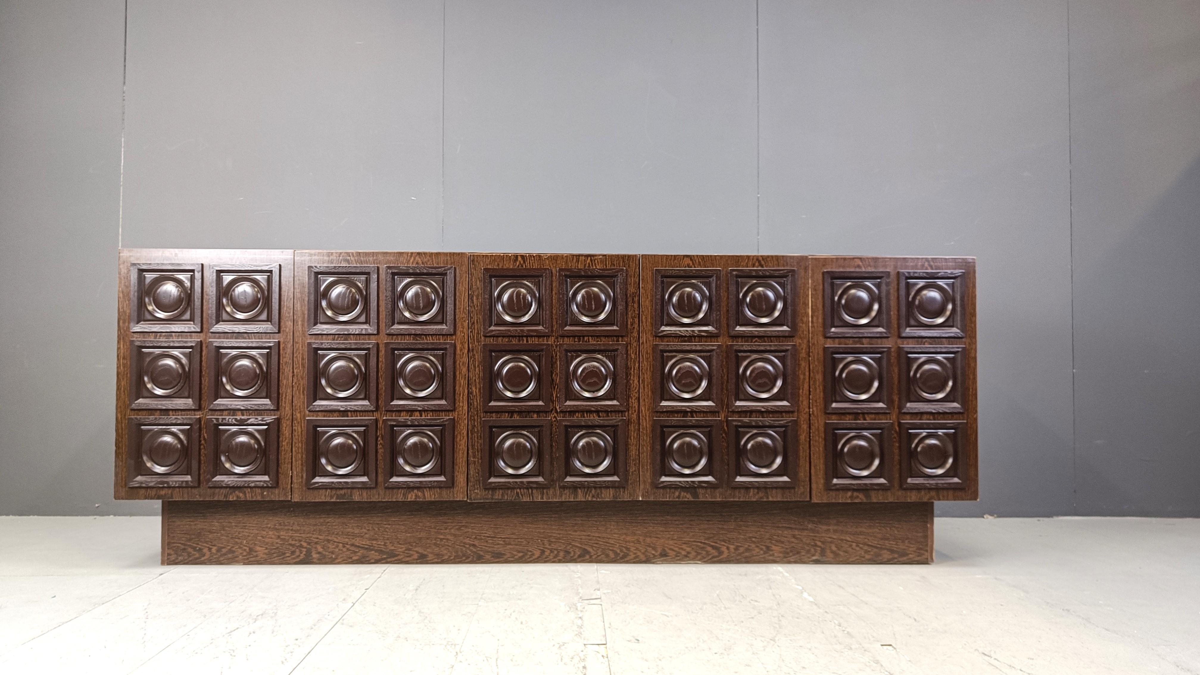 Grafische Wengé-Credenza im Brutalismus, 1970er Jahre (Ende des 20. Jahrhunderts) im Angebot