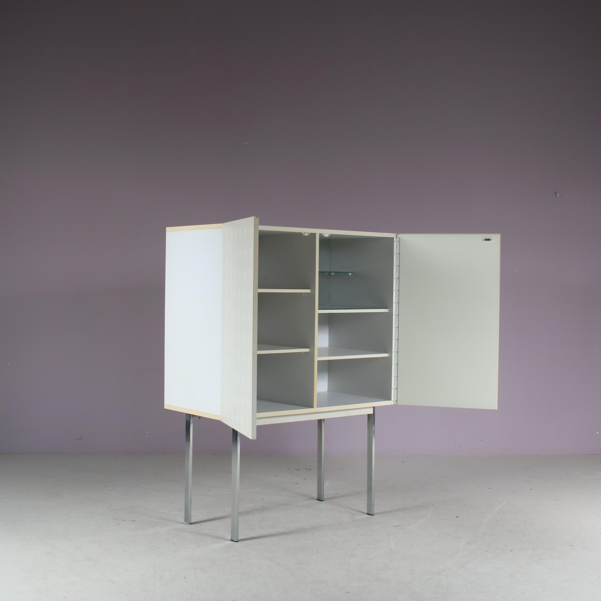 Un'accattivante lavagna prodotta in Belgio intorno al 1960.

Realizzato in legno bianco di alta qualità, laccato bianco, con un bellissimo cerchio in rilievo nelle ante. Una caratteristica elegante, accattivante e sorprendente di questo bellissimo