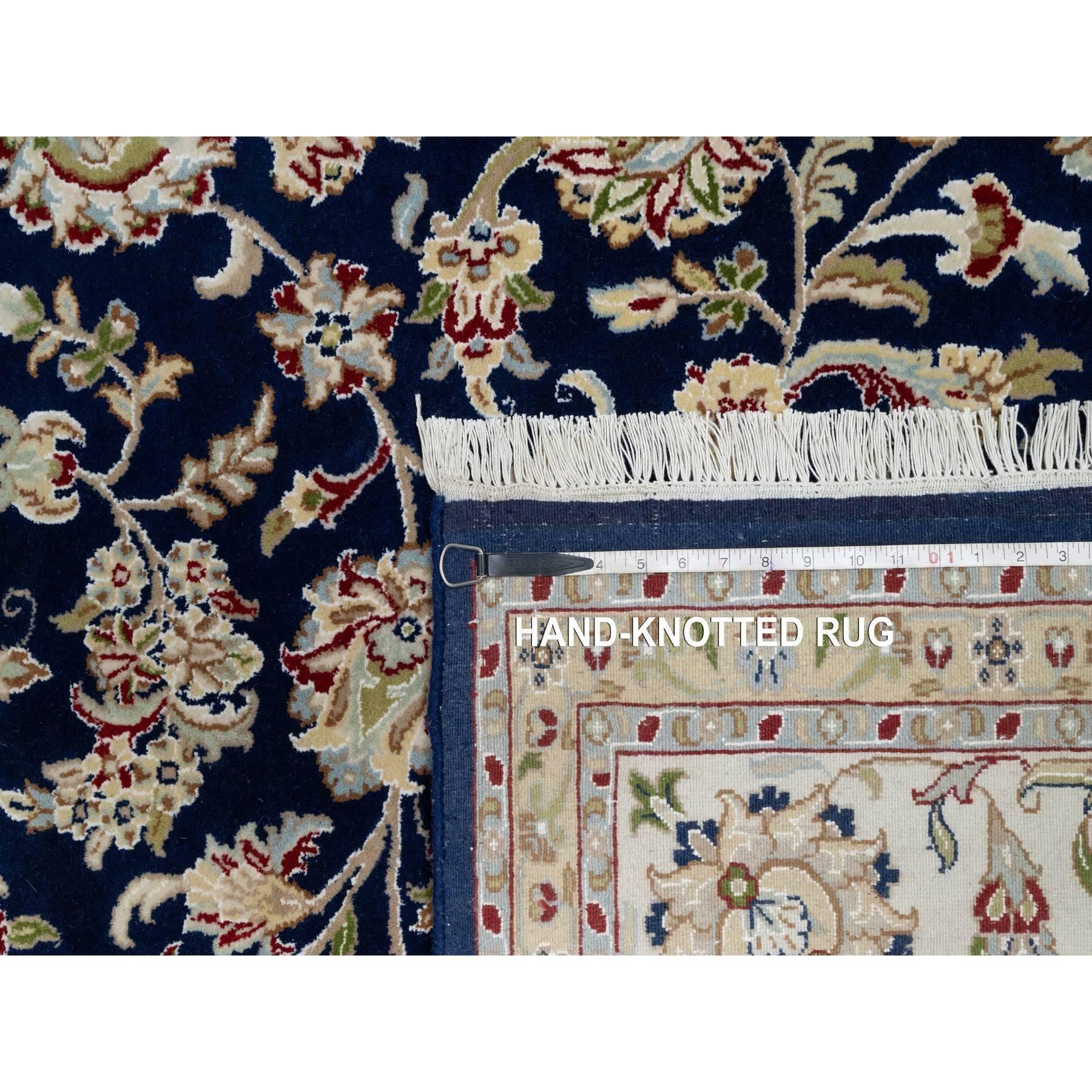 Tapis noué à la main en laine et soie bleu nain graphite avec motif de fleurs 8'9