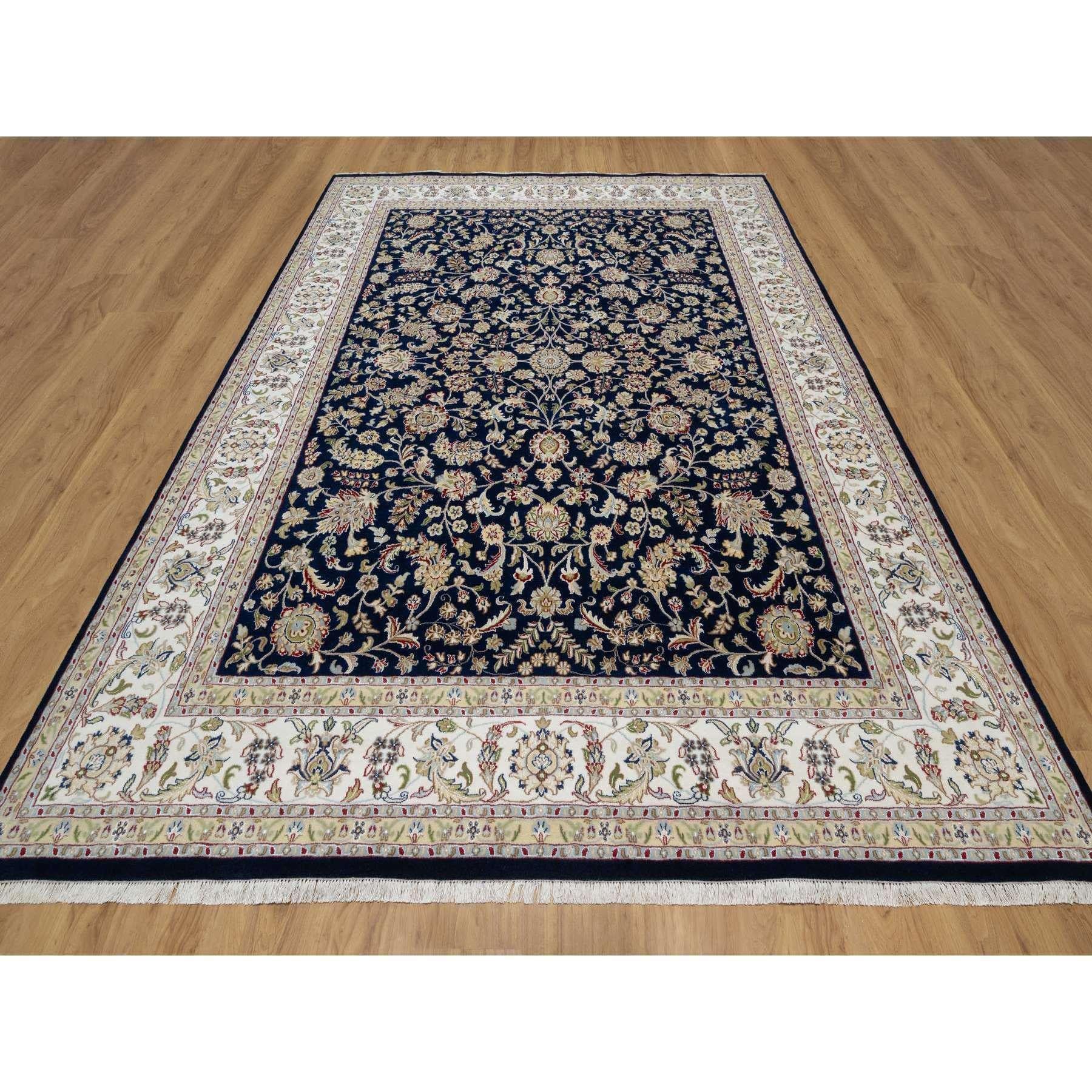 Ce fabuleux tapis noué à la main a été créé et conçu pour une résistance et une durabilité accrues. Ce tapis a été fabriqué à la main pendant des semaines selon la méthode traditionnelle qui est utilisée pour faire des
Taille exacte du tapis en