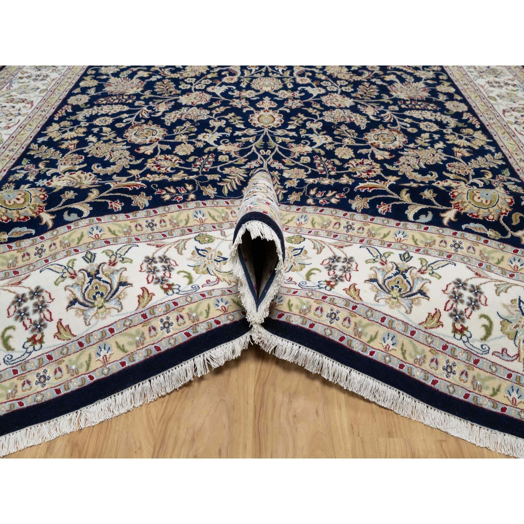 Noué à la main Tapis noué à la main en laine et soie bleu nain graphite avec motif de fleurs 8'9