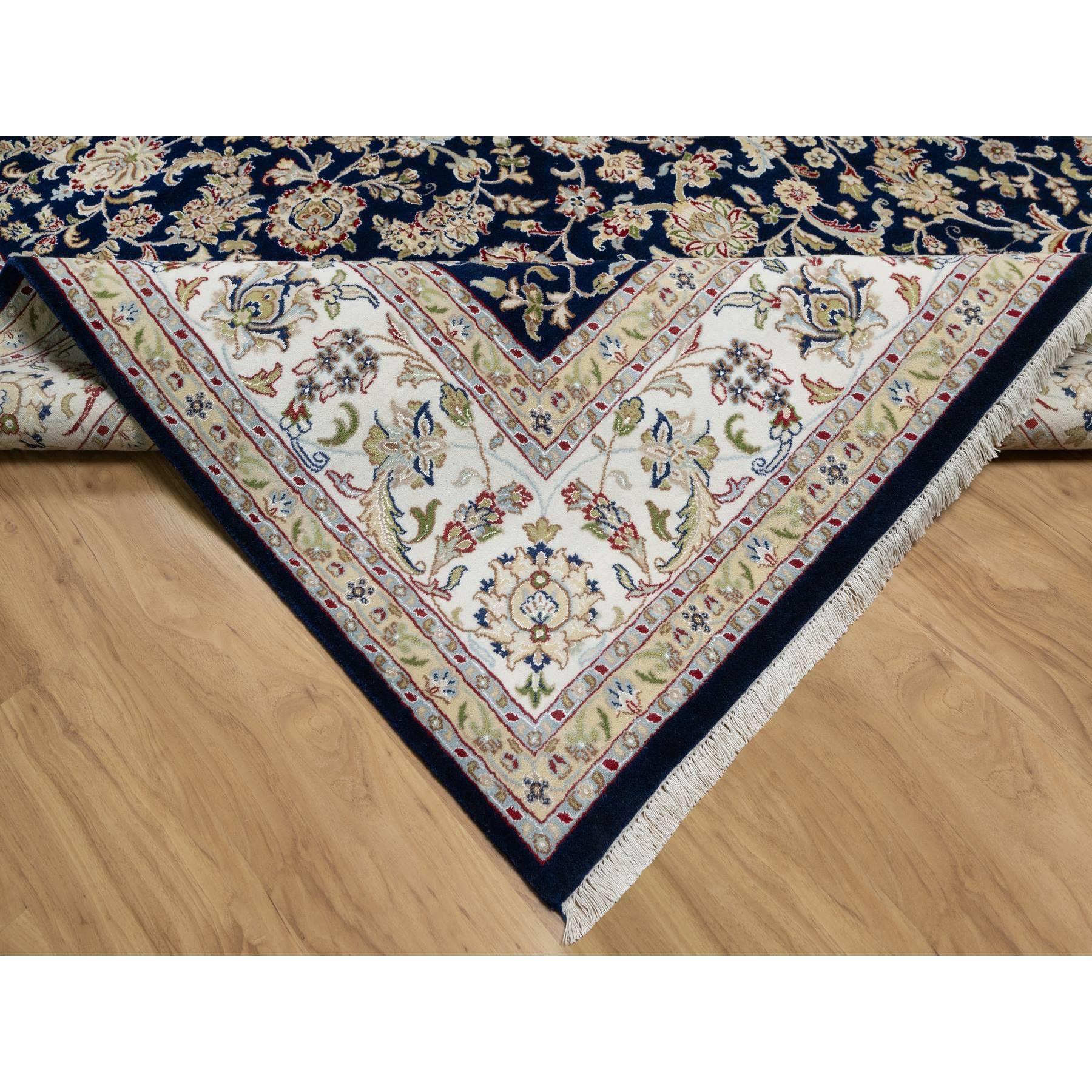 Tapis noué à la main en laine et soie bleu nain graphite avec motif de fleurs 8'9