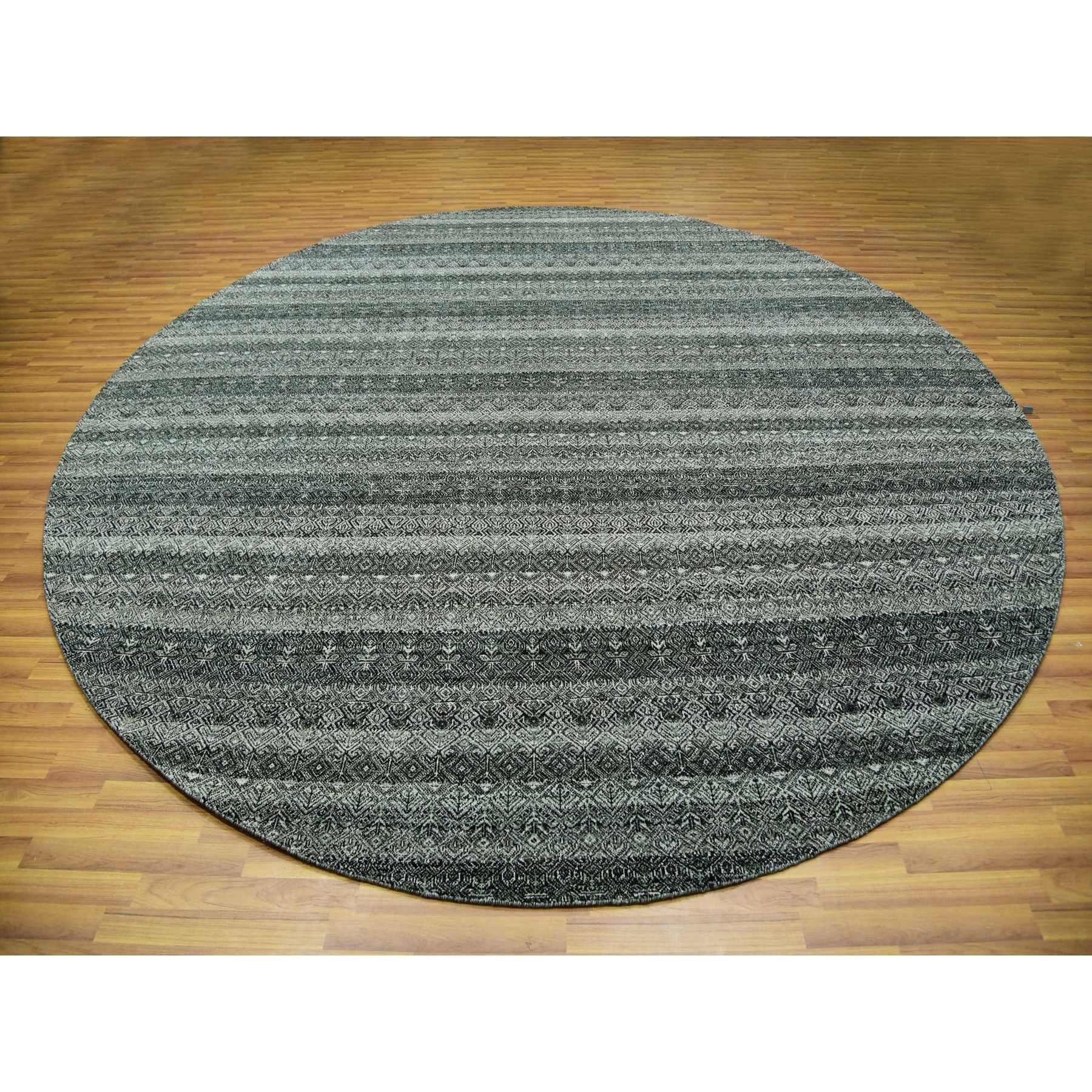 Ce fabuleux tapis noué à la main a été créé et conçu pour une résistance et une durabilité accrues. Ce tapis a été fabriqué à la main pendant des semaines selon la méthode traditionnelle qui est utilisée pour faire des
Taille exacte du tapis en