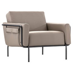 Fauteuil en métal graphite avec tapisserie en cuir brun clair chaud, collection tendance
