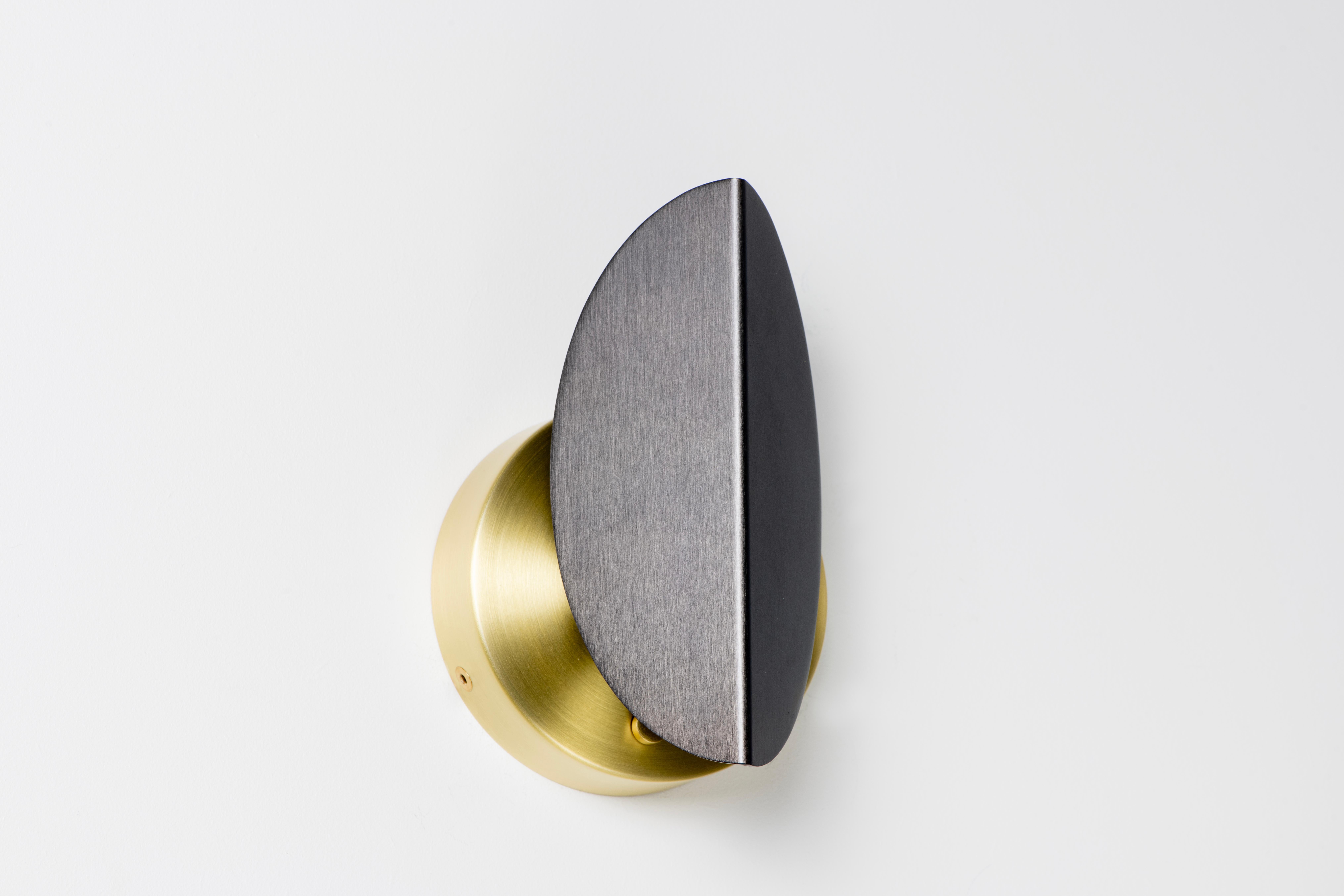Graphite Pirouette V2 Wall Light by Emilie Cathelineau
Dimensions: D 9 x W 11 X H 16.2 cm
Materials: Solid brass, Finishes: Satin graphite.


Pirouette is a unique little wall lamp, both decorative and functional. The 360° rotation of its light beam