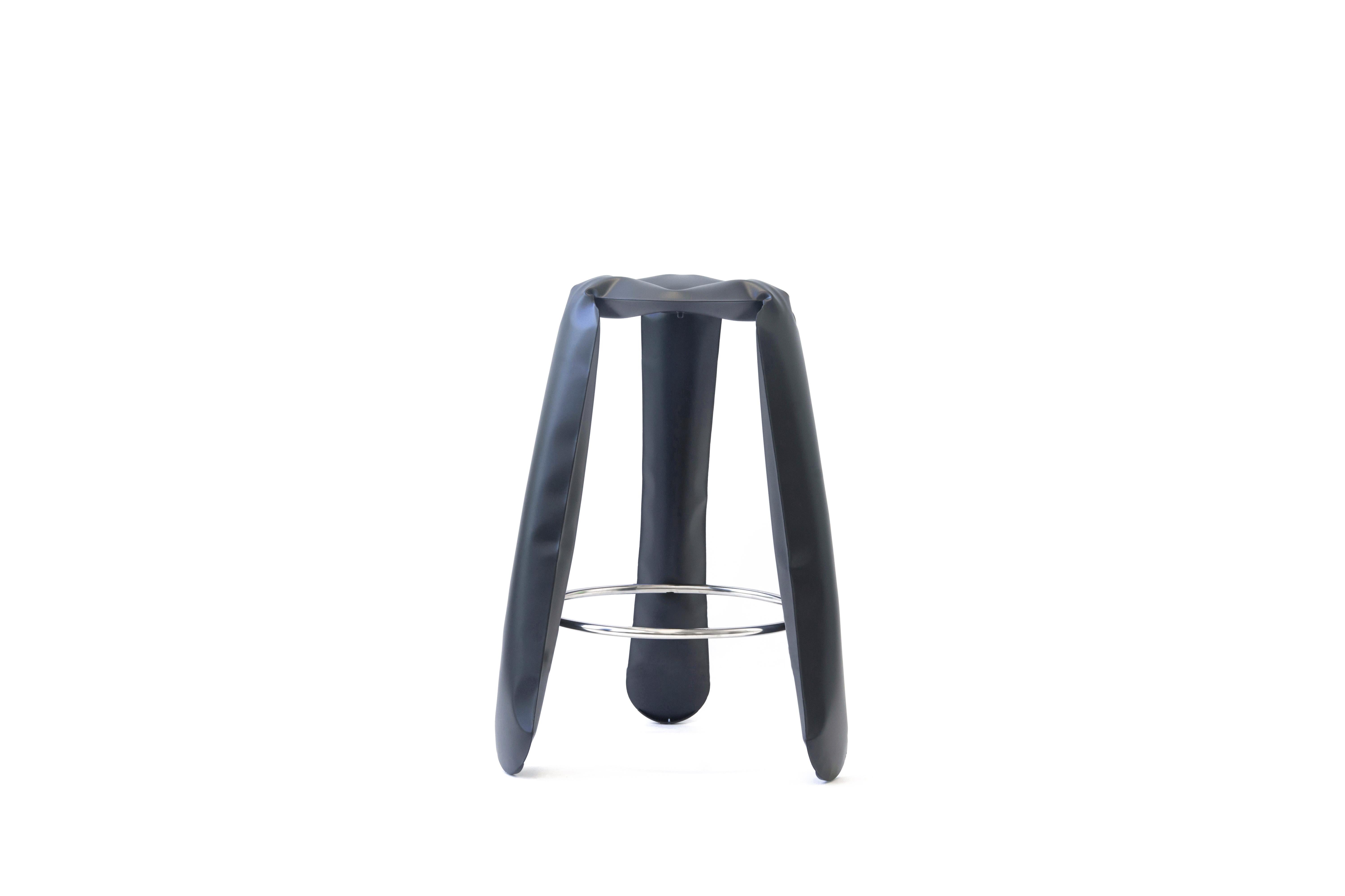 Sgabello Bar Plopp in acciaio grafite di Zieta
Dimensioni: D. 35 x H. 75 cm 
Materiale: Acciaio al carbonio. 
Finitura: Verniciato a polvere.
Disponibile nei colori: Beige, nero, bianco, blu, grafite, muschio, grigio umbra, oro fiammante e blu