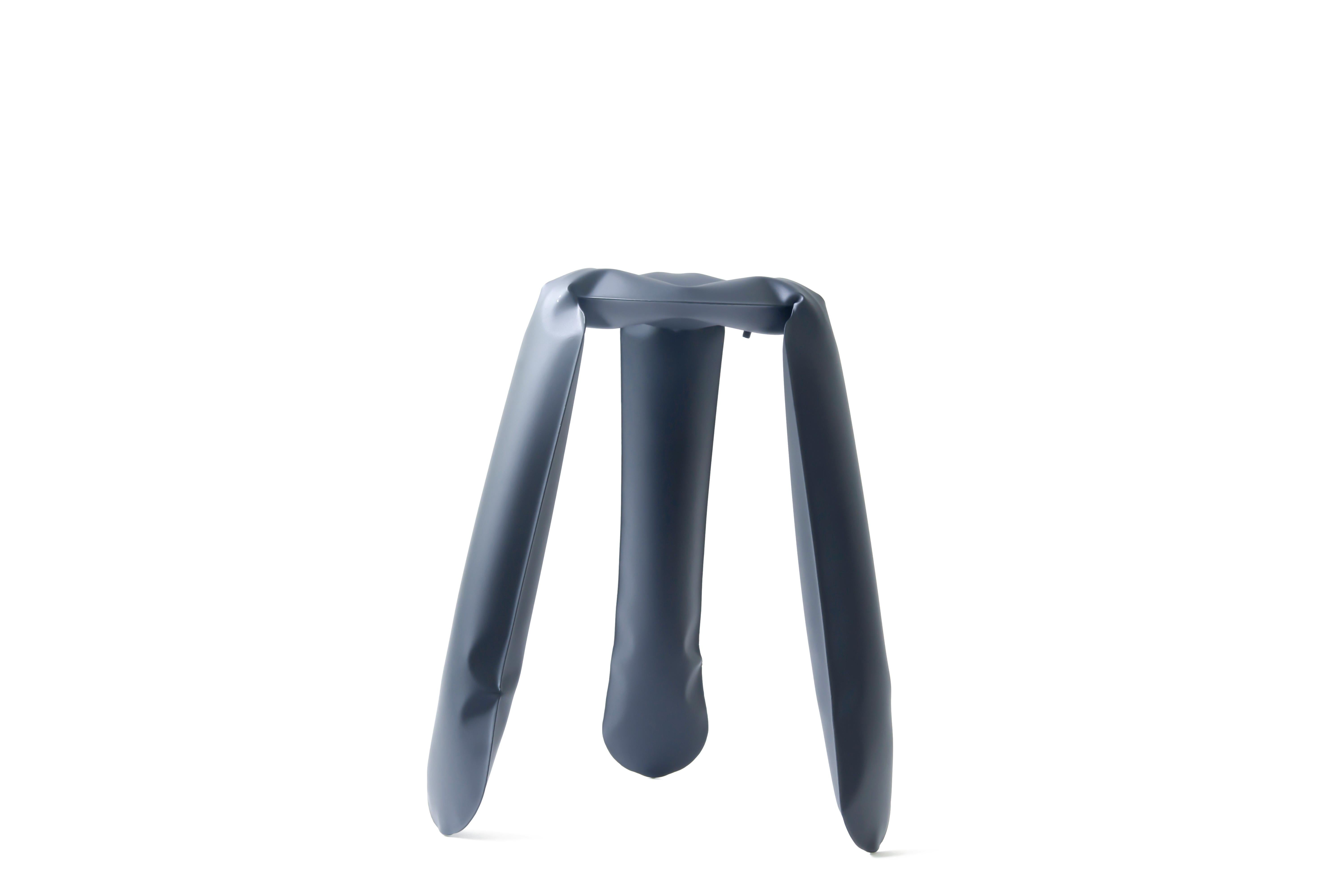 Sgabello da cucina Plopp in acciaio grafite di Zieta
Dimensioni: D. 35 x H. 65 cm 
Materiale: Acciaio al carbonio. 
Finitura: Verniciato a polvere. 
Disponibile nei colori: Beige, nero, blu, grafite, muschio, grigio umbra e oro fiammato. Disponibile