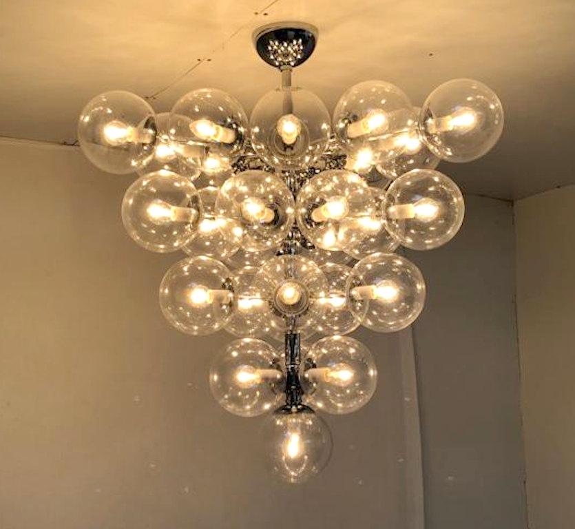 Lustre italien avec des globes en verre de Murano montés sur une monture en métal chromé poli / Design by Fabio Bergomi for Fabio Ltd / Made in Italy
31 lumières / type E12 ou E14 / max 40W chaque
Mesures : Diamètre 31,5 pouces, hauteur 34 pouces,
