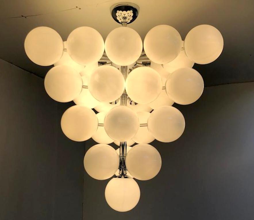 Italian chandelier with glossy white Murano glass globes mounted on polished chrome metal finish frame / designed by Fabio Bergomi for Fabio Ltd, made in Italy
31-light / E12 or E14 type / max 40W each
Measures: Diameter 31.5 inches, height 34