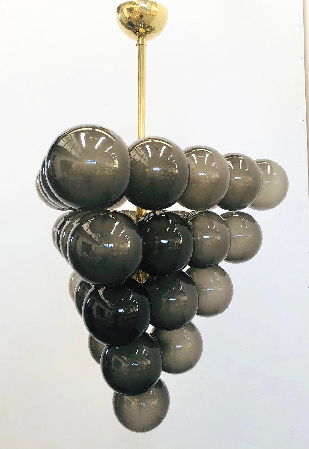 Lampadario italiano con globi in vetro di Murano smerigliato e fumé montati su una struttura in ottone lucido / disegnato da Fabio Bergomi per Fabio Ltd, made in Italy
31 luci / tipo E12 o E14 / max 40W ciascuna
Misure: Diametro 31,5 pollici,