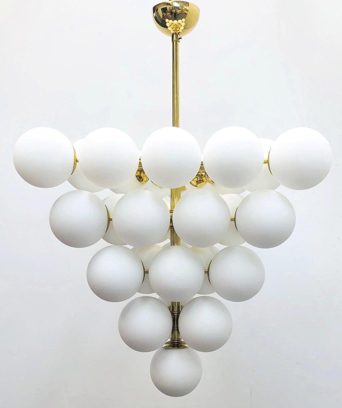 Lampadario italiano con globi in vetro di Murano bianco opaco montati su una struttura in ottone lucido / disegnato da Fabio Bergomi per Fabio Ltd, made in Italy
31 luci / tipo E12 o E14 / max 40W ciascuna
Misure: Diametro 31,5 pollici, altezza 31,5