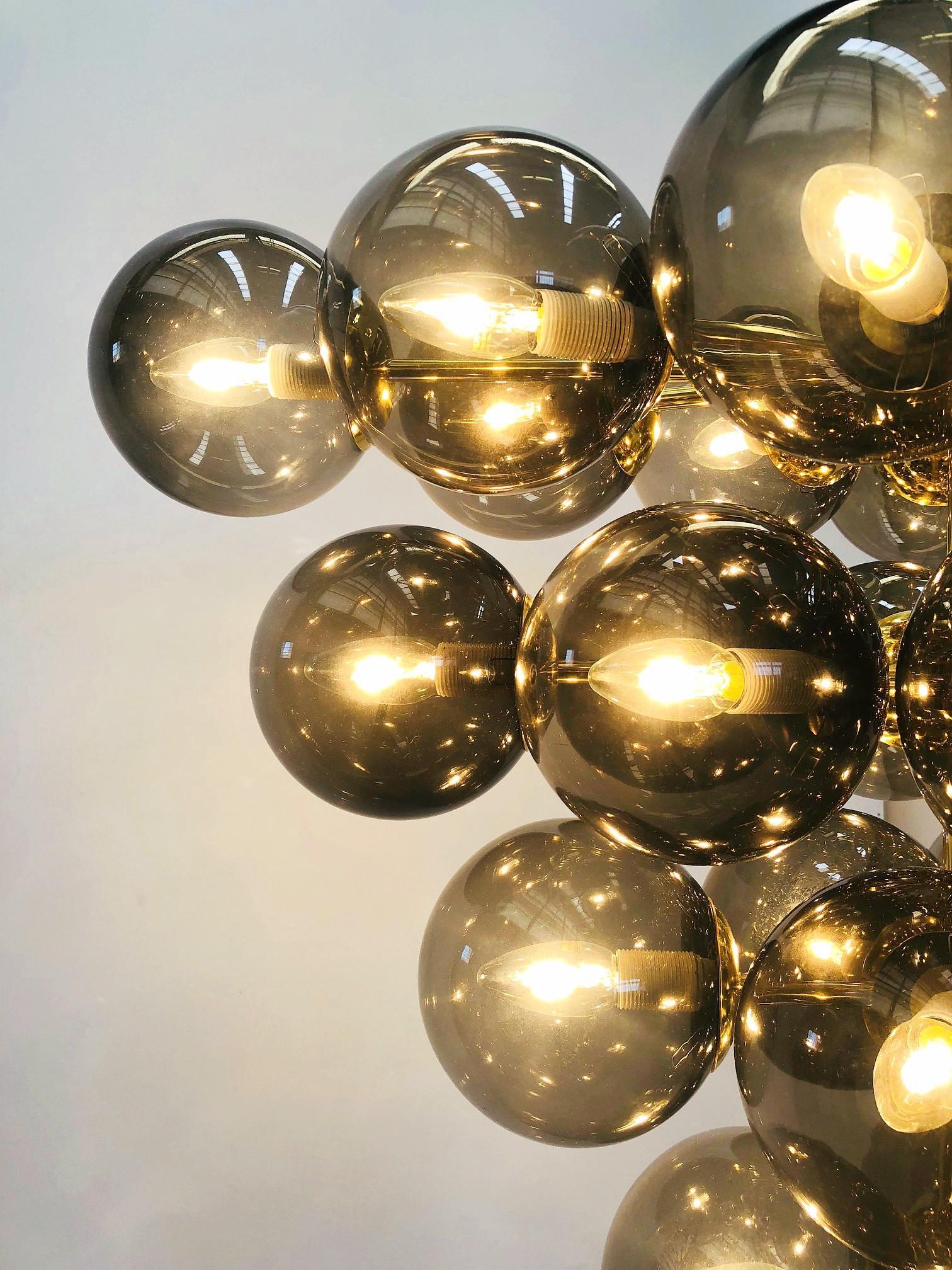 Ottone Lampadario Grappolo di Fabio Ltd in vendita