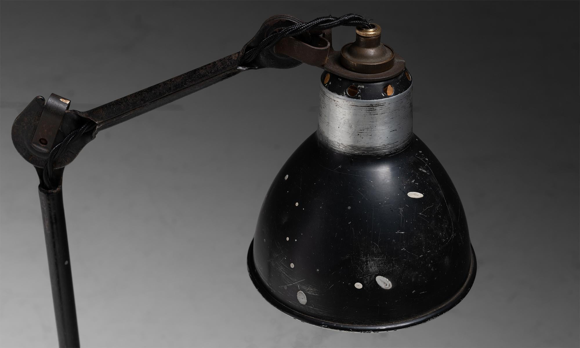 Lampe Gras Tischlampe, Frankreich, um 1930 (Aluminium) im Angebot