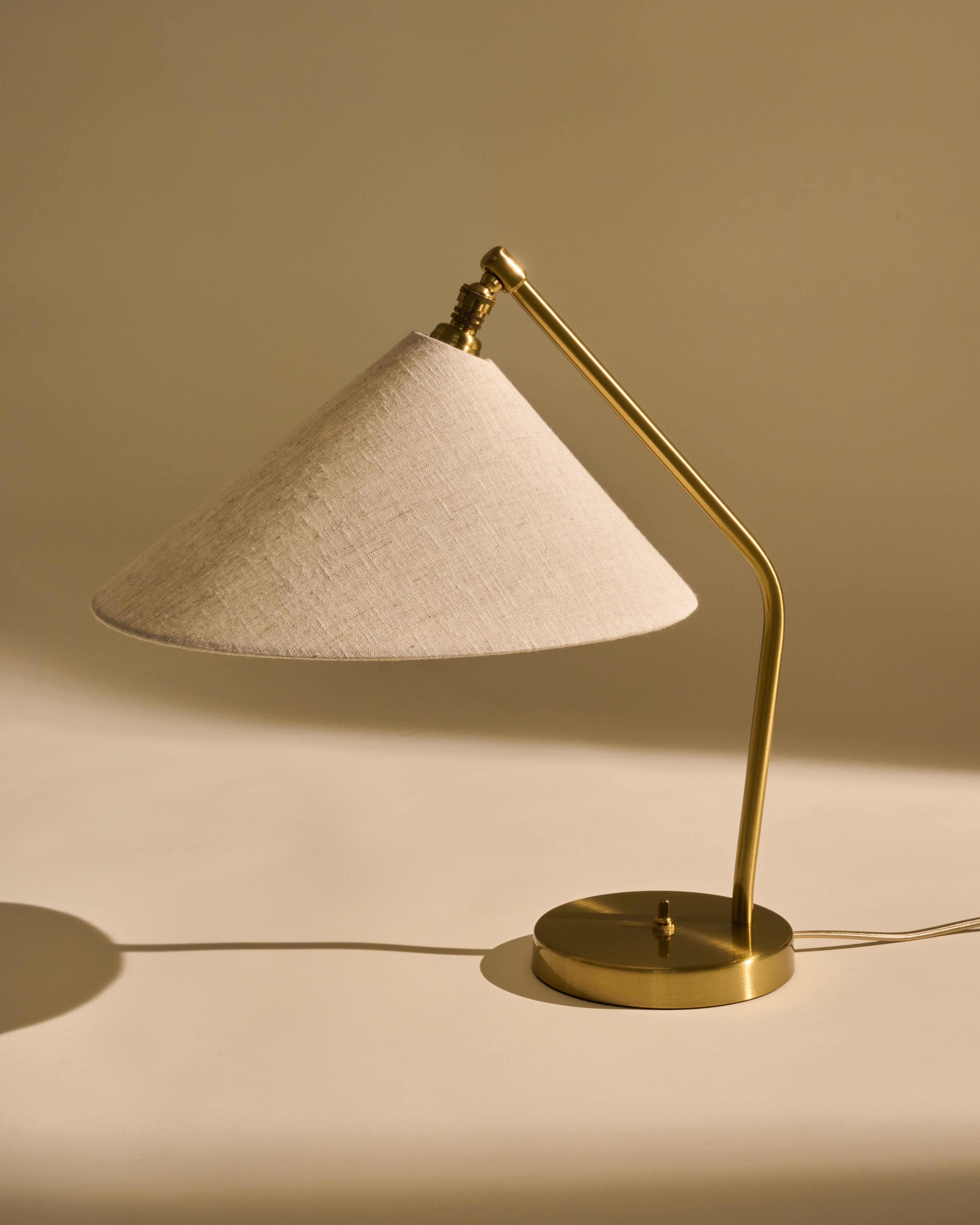 Lámpara de sobremesa Gräshoppa de latón con pantalla de lona de Greta M. Grossman para GUBI en venta 2