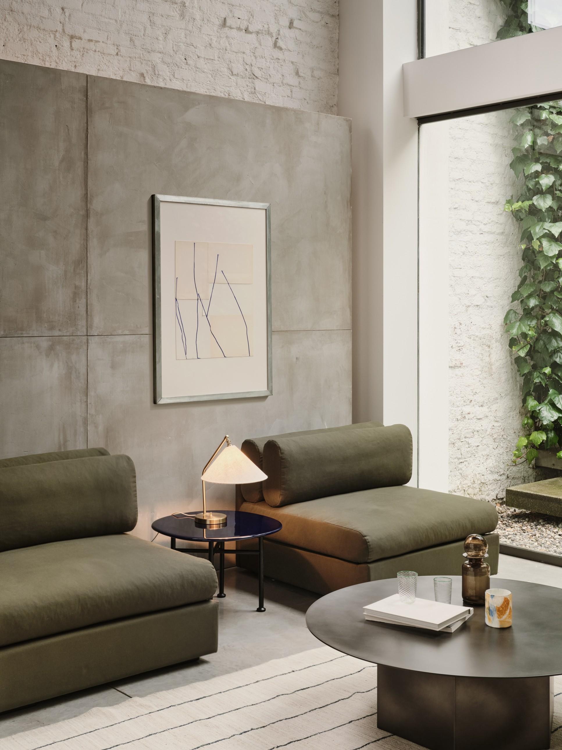 Lámpara de sobremesa Gräshoppa de latón con pantalla de lona de Greta M. Grossman para GUBI en Nuevo estado para la venta en Glendale, CA