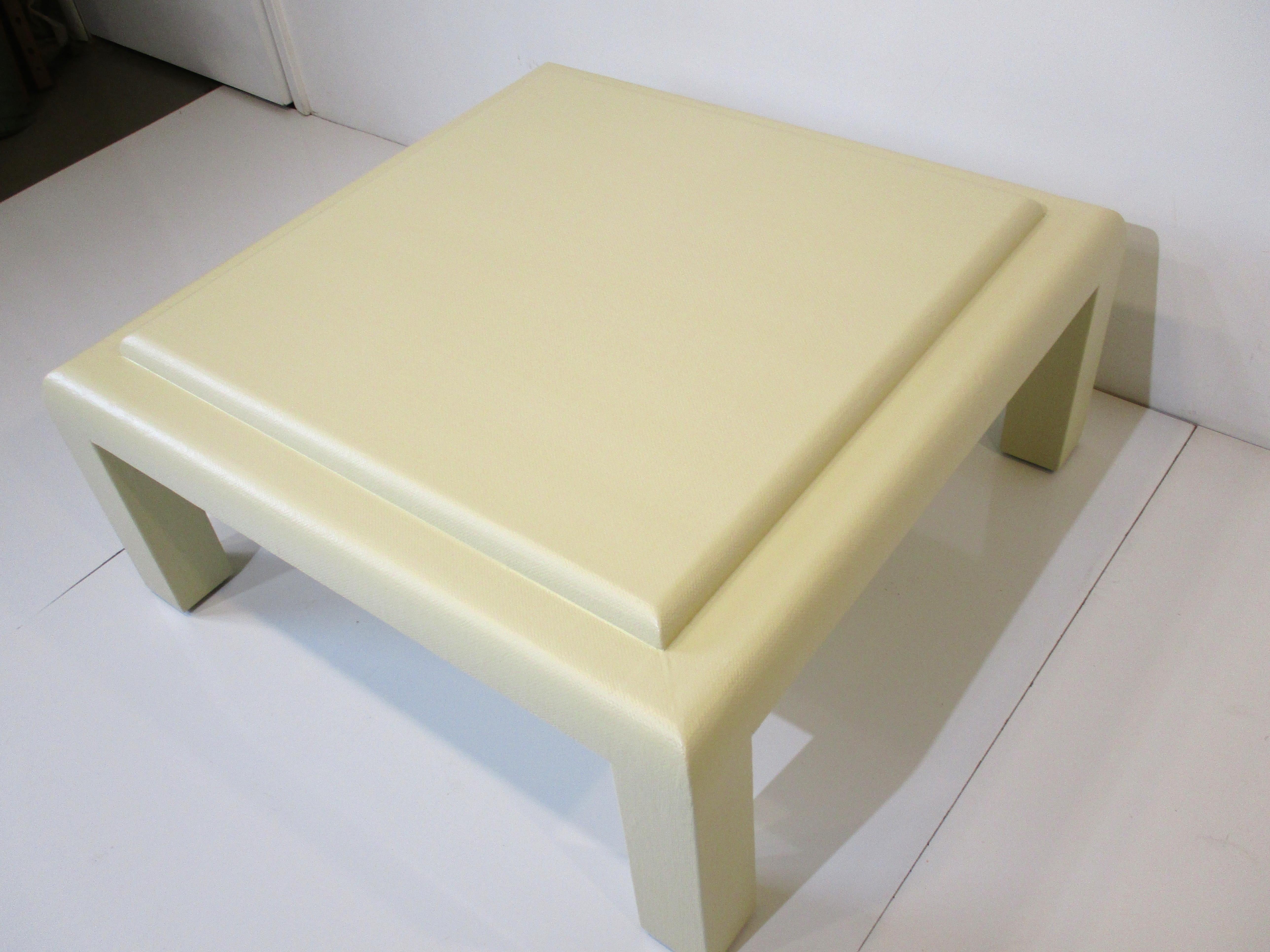 Table basse en tissu/lin en forme de gazon dans le style de Karl Springer en vente 1