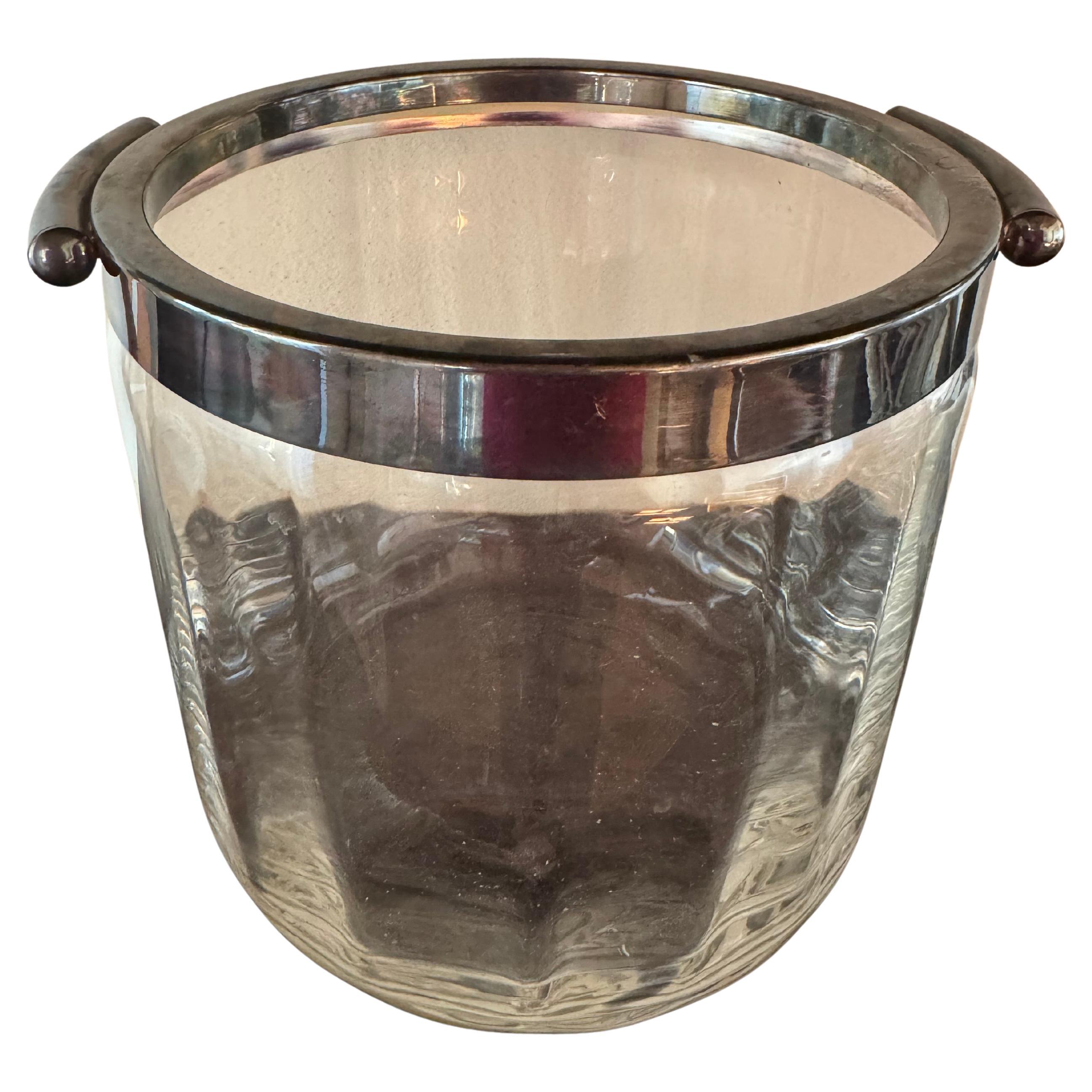 Copas de Cristal y Plata Christofle France Mid-Century Modern. Glasserete para Champagne o Vino , bandeja de hielo . 
Cristal tallado y esmerilado con borde plateado con dos pequeñas asas, 
Un accesorio elegante y refinado que hará que su mesa sea