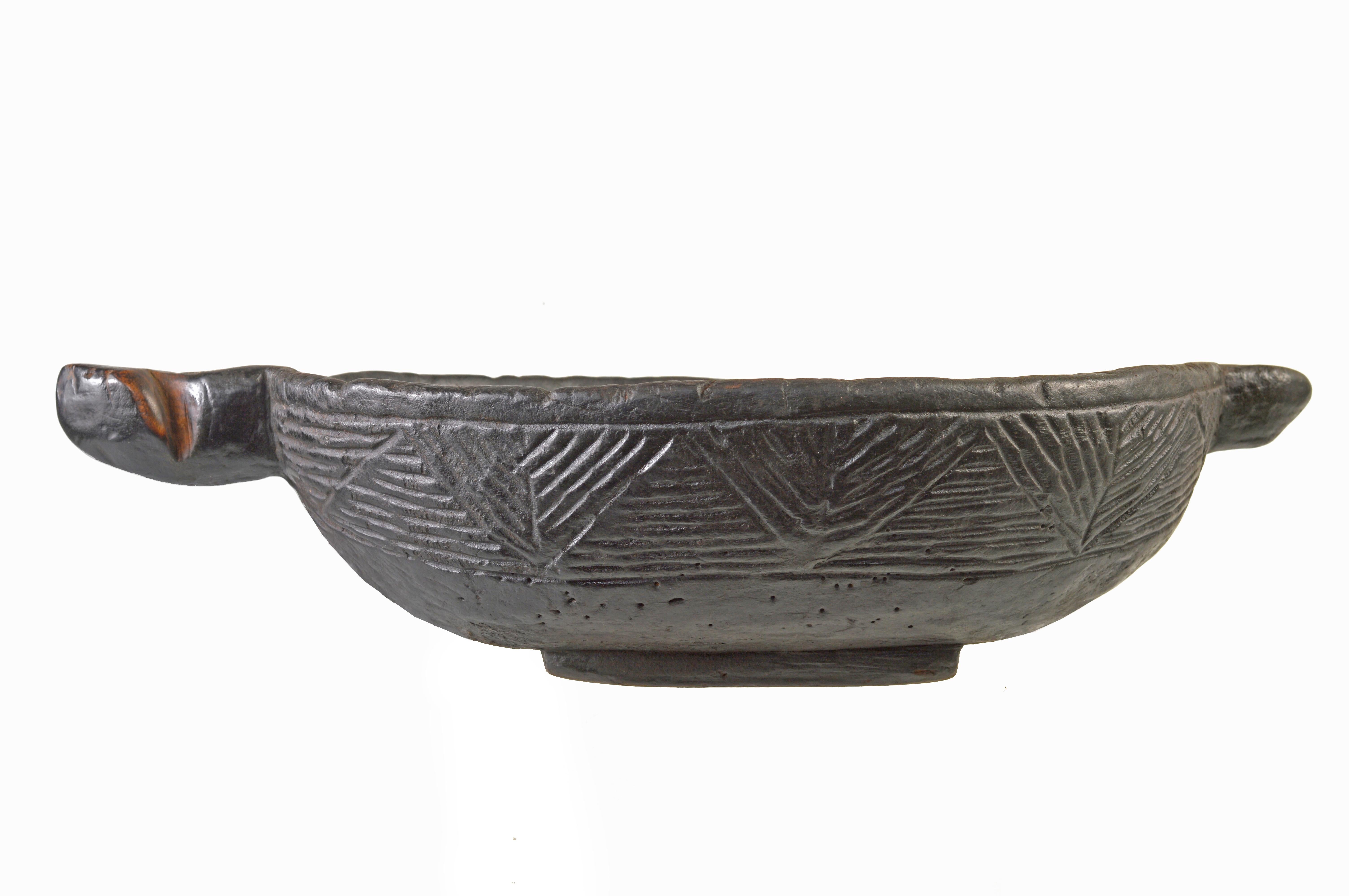 Cameroonian Grassfields Serving Bowl with Carved Handle For Sale