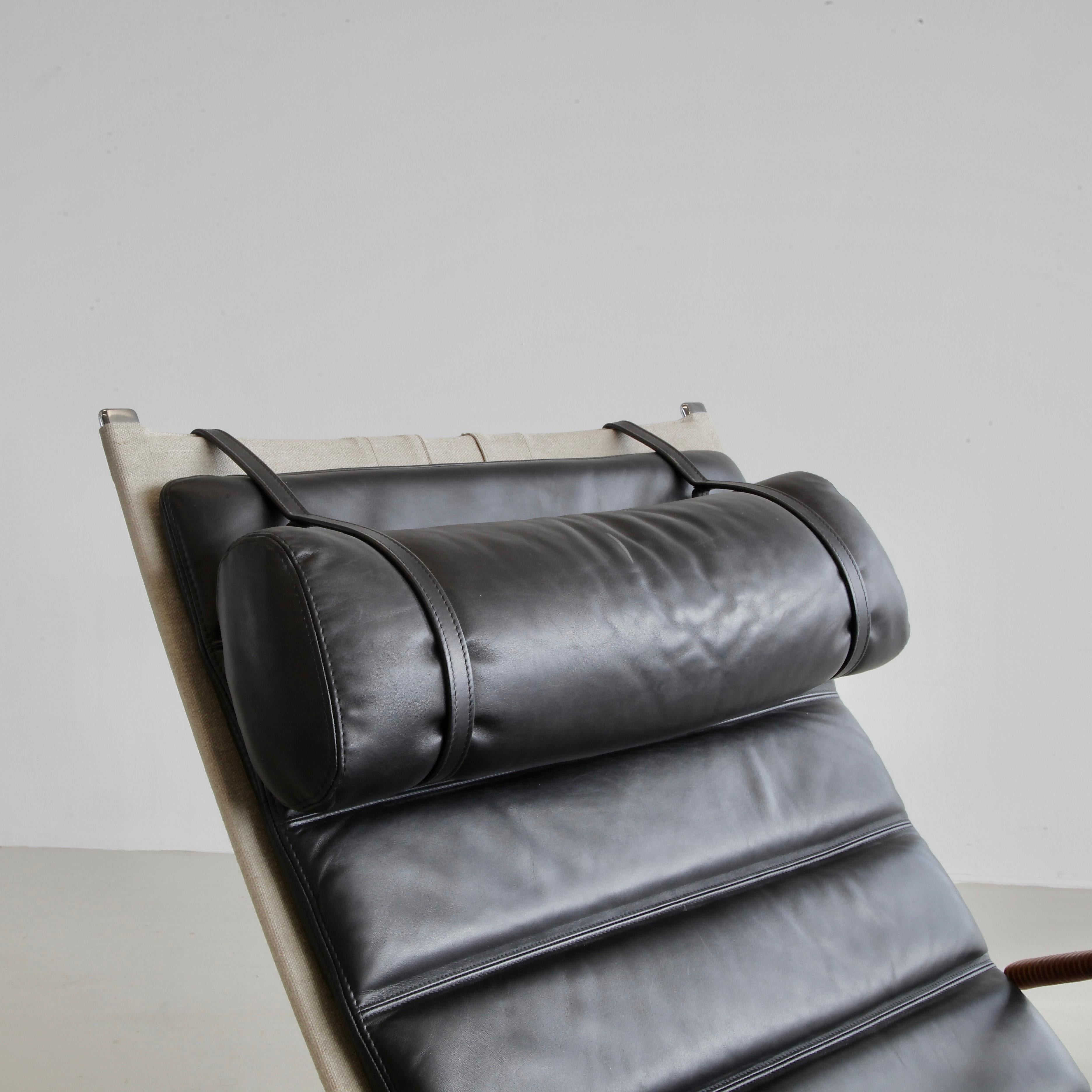 Early original FK87 chaise longue produced by Alfred Kill (Kill International) and designed by the design duo Preban Fabricius & Jørgen Kastholm. Matted chrome-plated metal base with a coarse linen cover and loose black leather cushions and a
