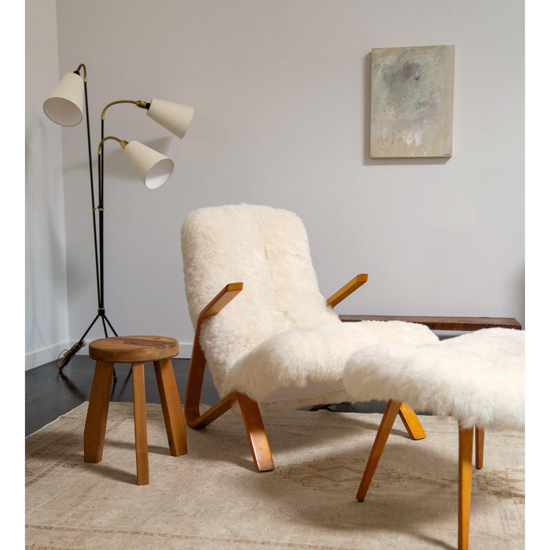 La chaise Grasshopper d'Eero Saarinen, architecte et designer industriel finlandais-américain des années 1940 pour Knoll International, a été conçue avec une forme simple, mais audacieuse et innovante. Elle se démarque des chaises longues