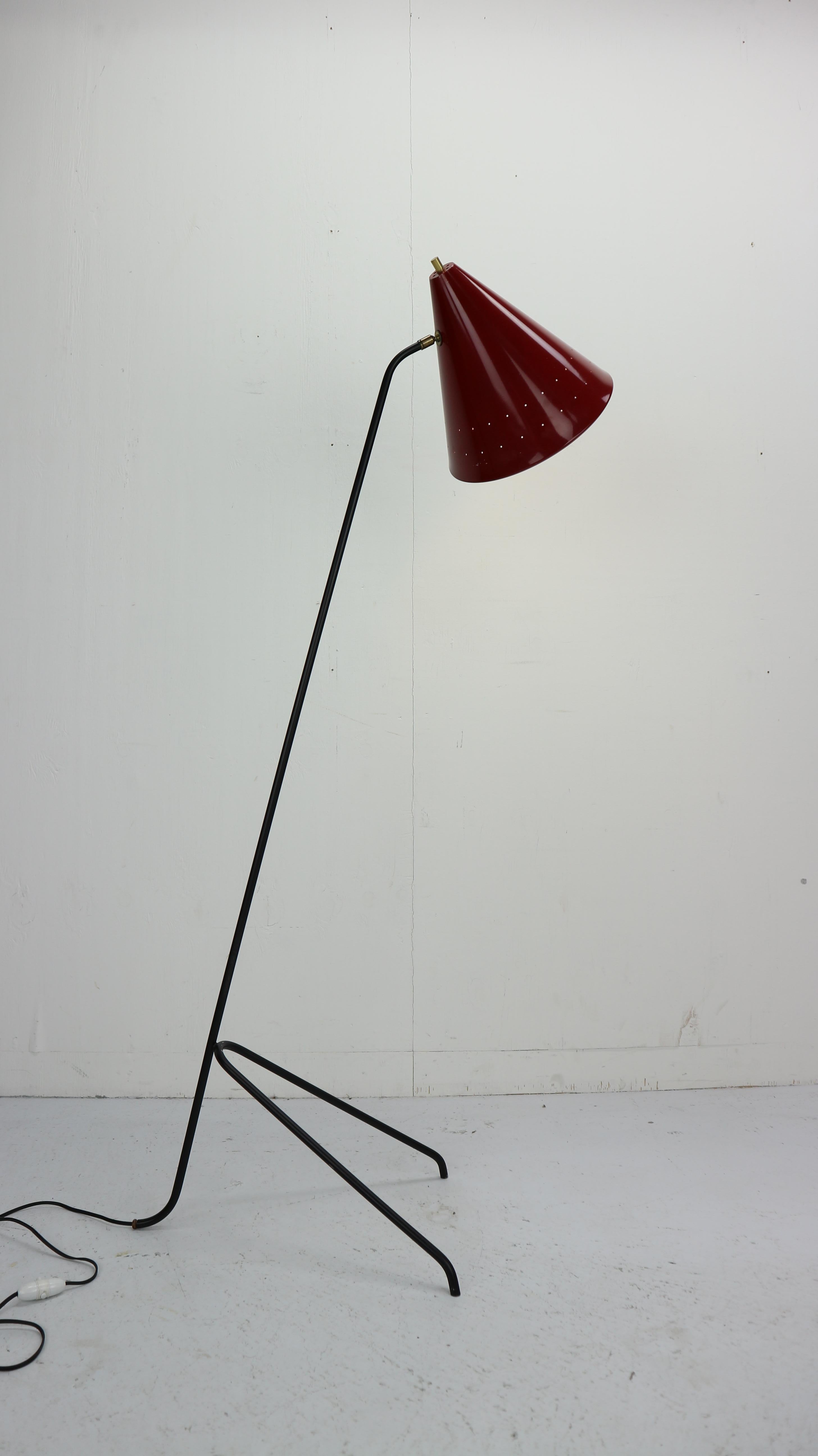 This black and red Minimalist floor light was produced by Dutch lighting company Hagoort in the 1950s after a design by Willem Hagoort. It has a great subtle minimal design that was clearly influenced by Italian examples such as Arteluce. The lamp