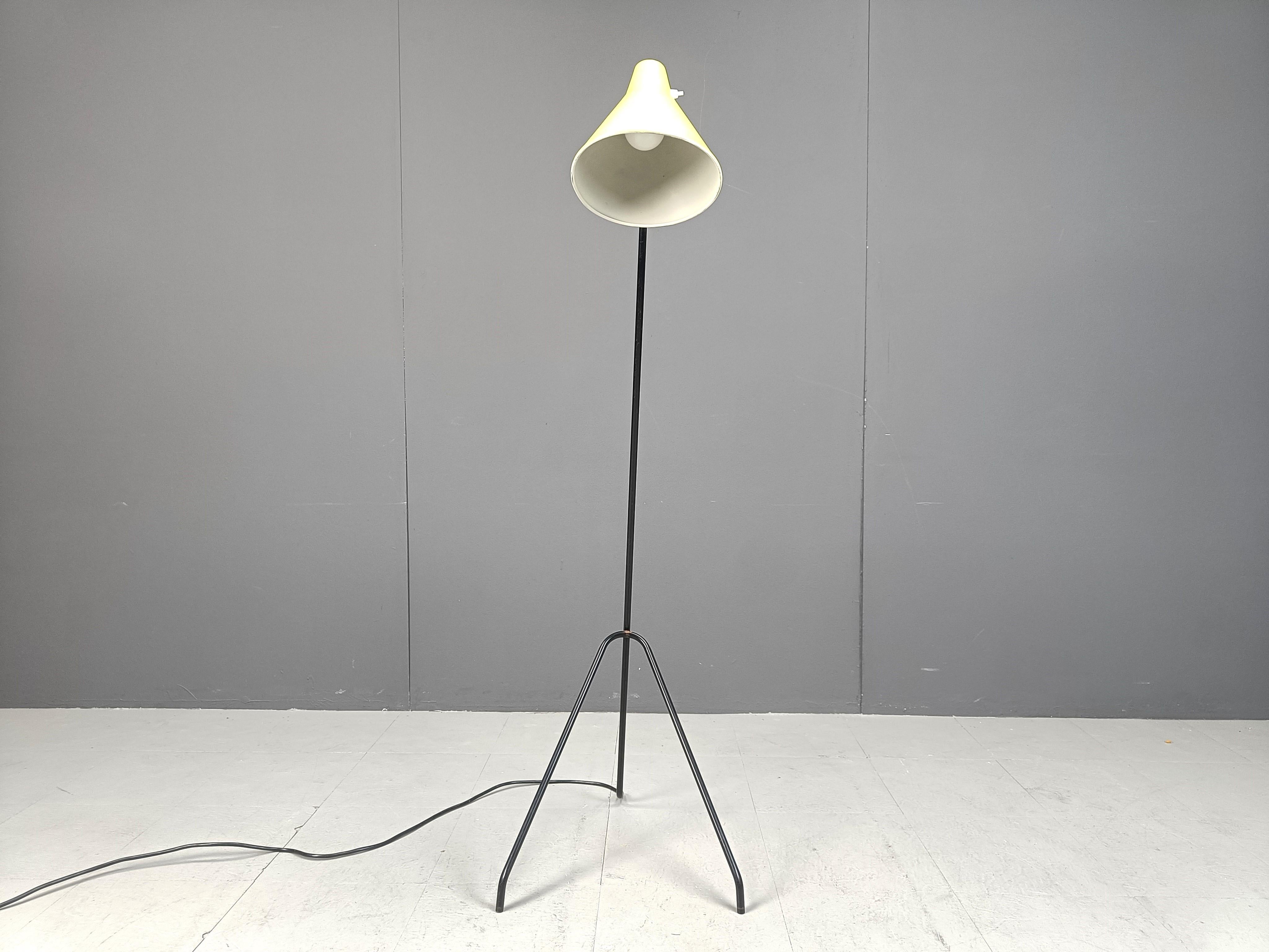 Mid century 'Grasshopper' floor lamp designed by Willem Van Doorn.

The black metal tripod base has a very nice design finished with a yellow articulated lamp shade.

Switch is on the lamp shade. 

tested and ready to use.

very good