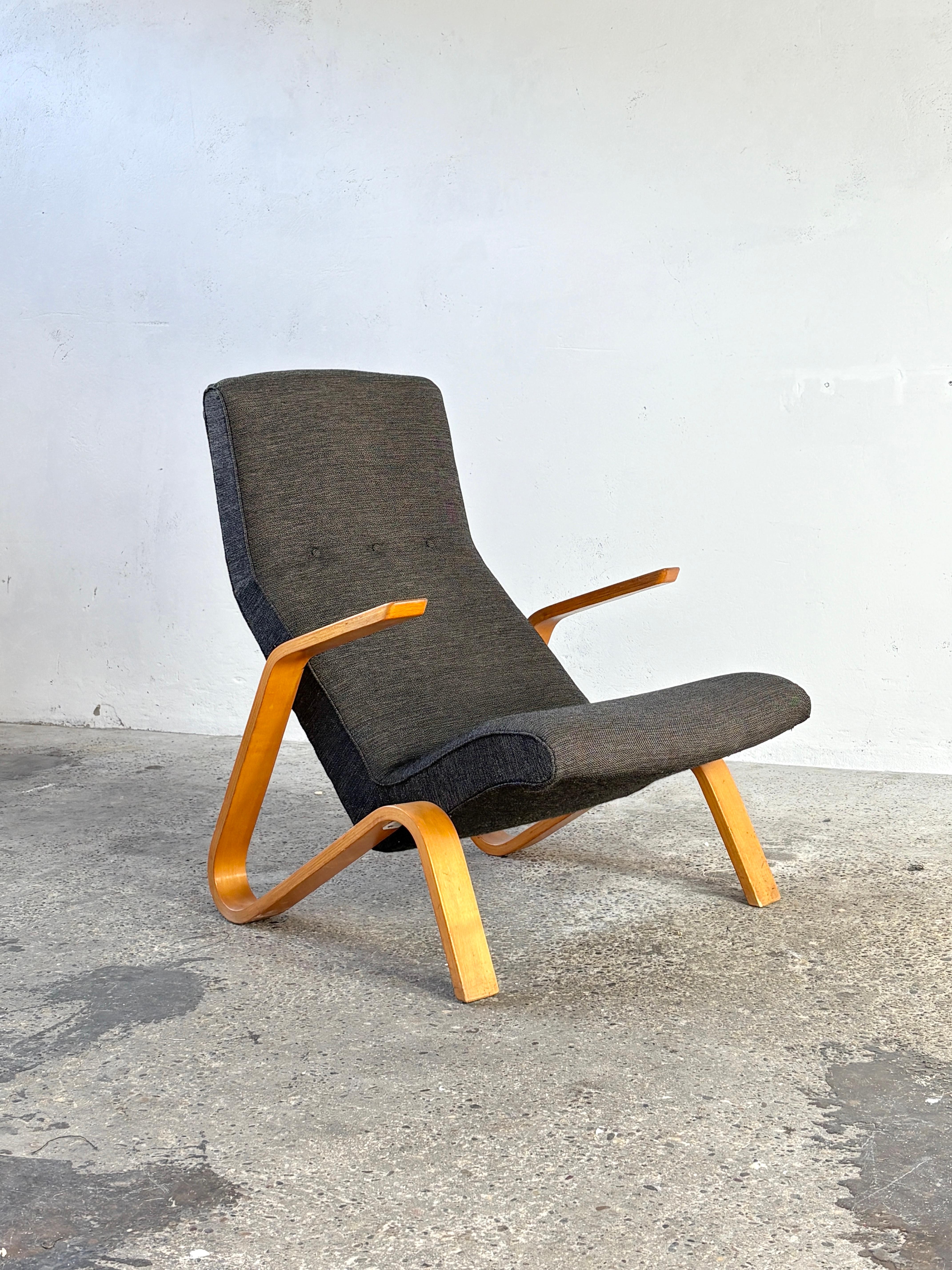 Chaise longue Grasshopper de Knoll International, 

Modèle n° 61 conçu par Eero Saarinen en 1946.

Assise rembourrée en tissu de laine gris, avec base en contreplaqué de bouleau. Fabriqué par Knoll International vers 1960.

La chaise est dans