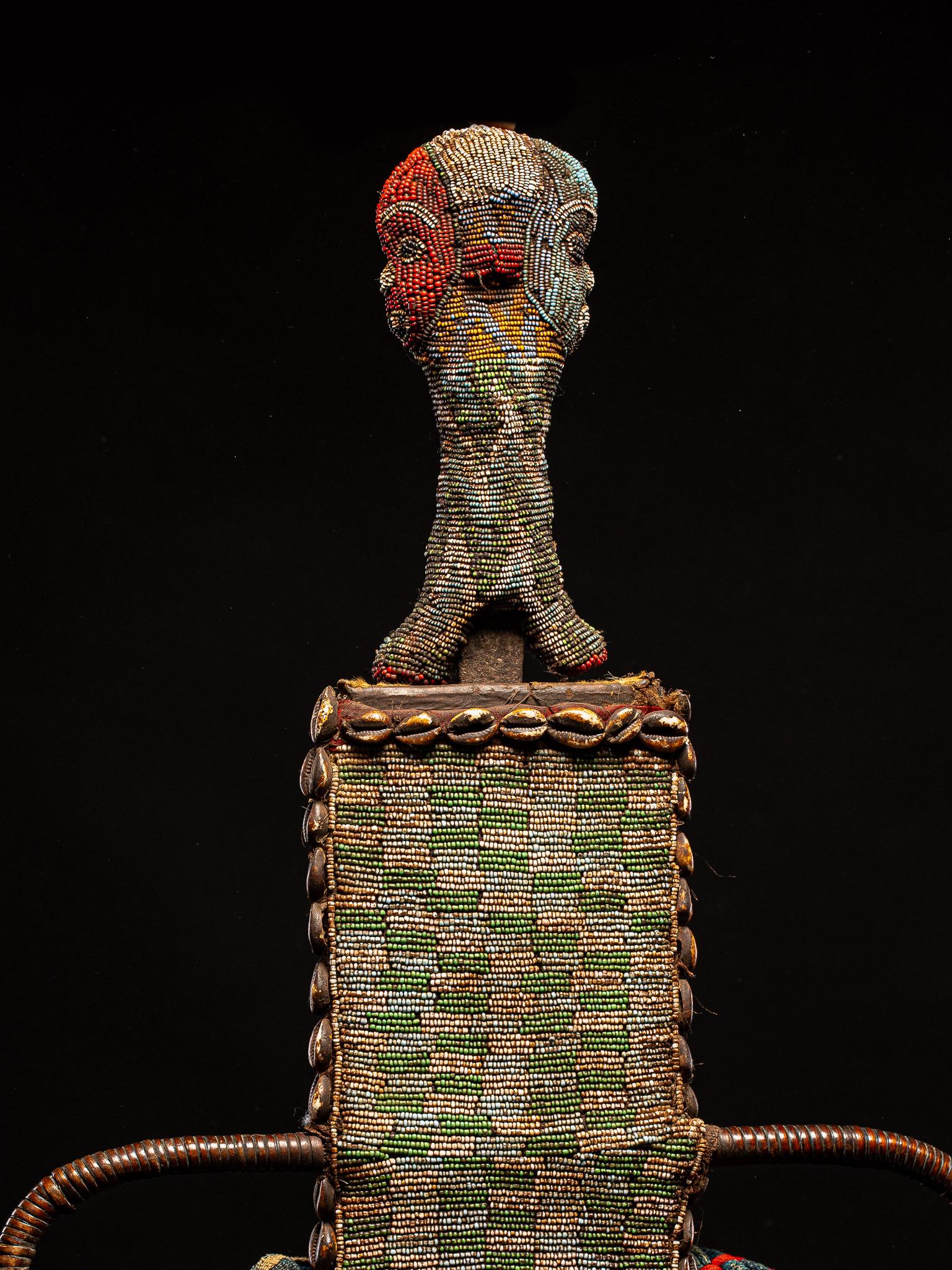 Fait main Couteau du chef de Grassland brodé de perles de commerce en vente