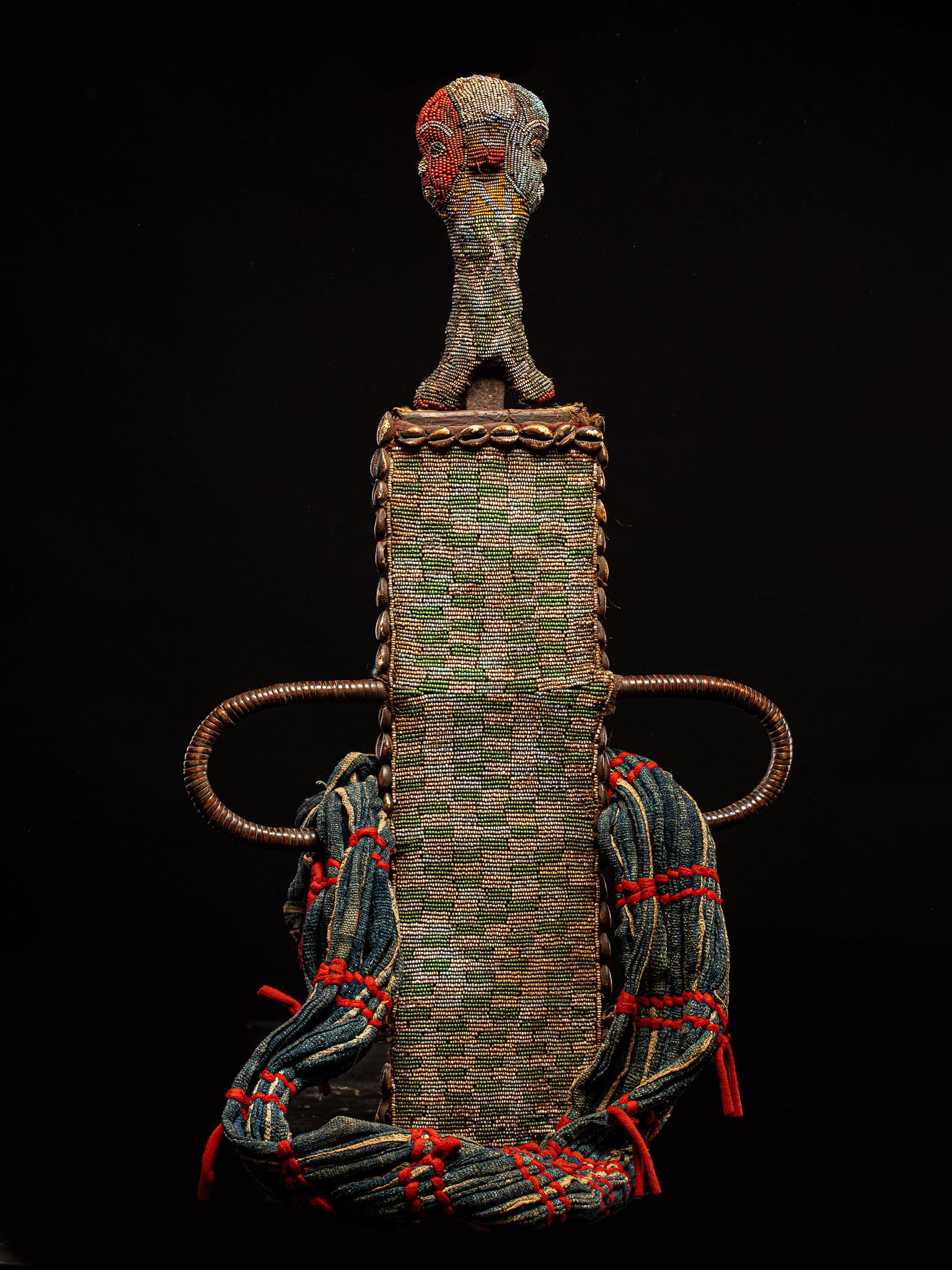 Couteau du chef de Grassland brodé de perles de commerce Bon état - En vente à Leuven , BE