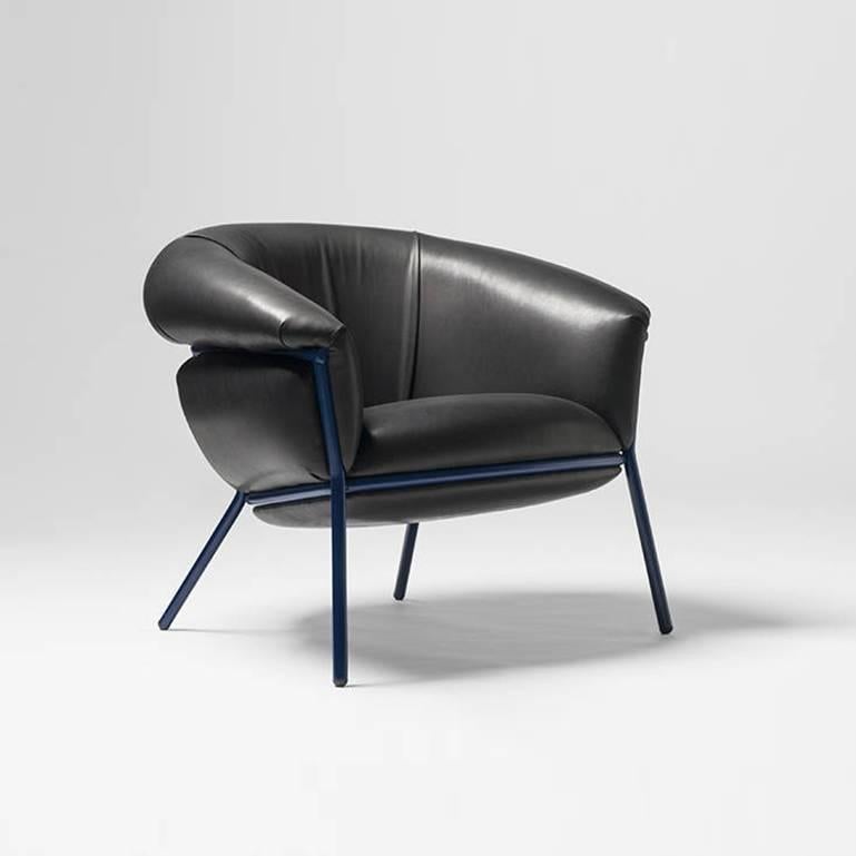 An iron tubular (25mm) structured armchair. Seat and backrest upholstered in leather.

The leather upholstery oozes over the bare iron structure to contrast with the most luxurious touch of the skin.